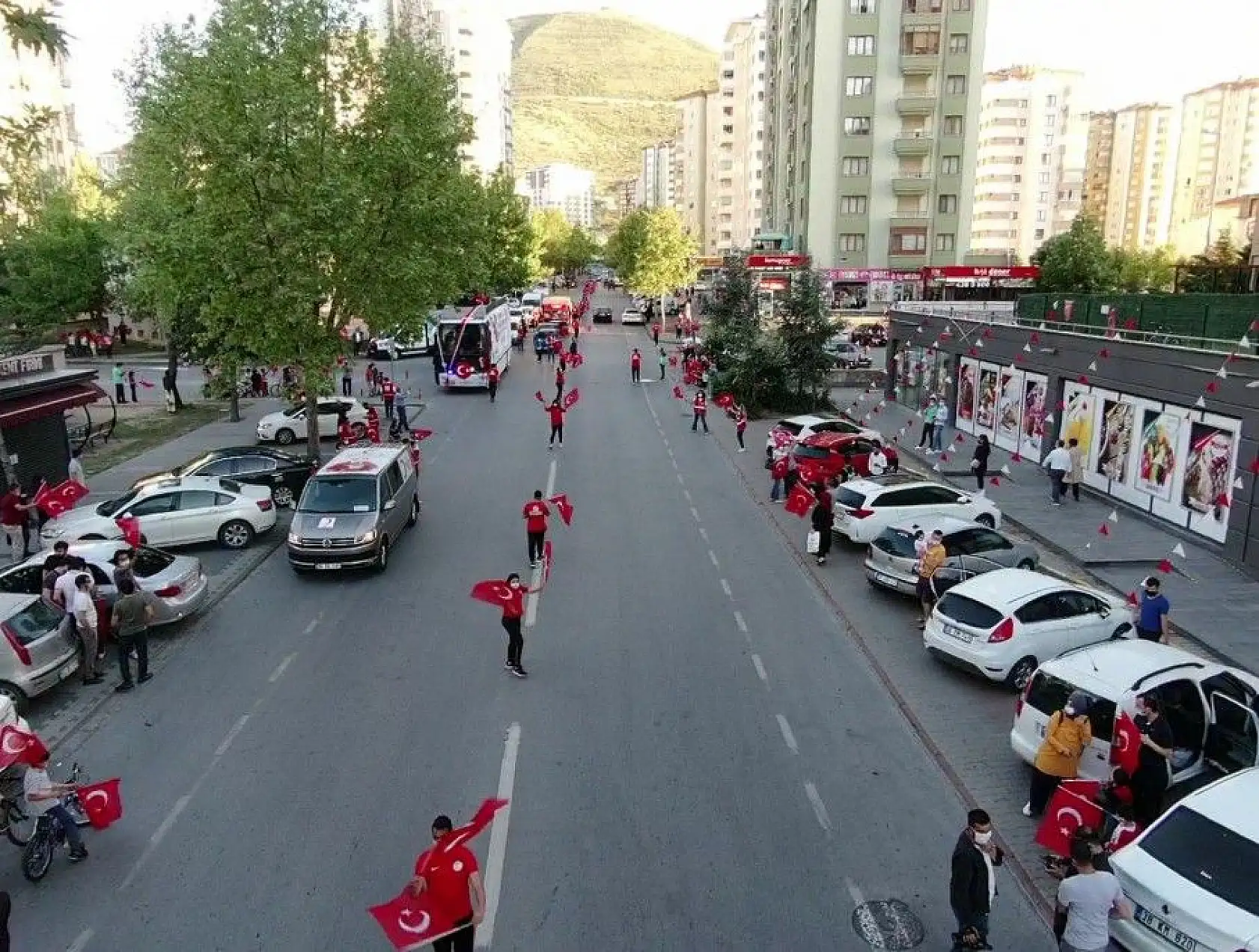 Vatandaş 7'den 70'e İstiklal Marşı okudu
