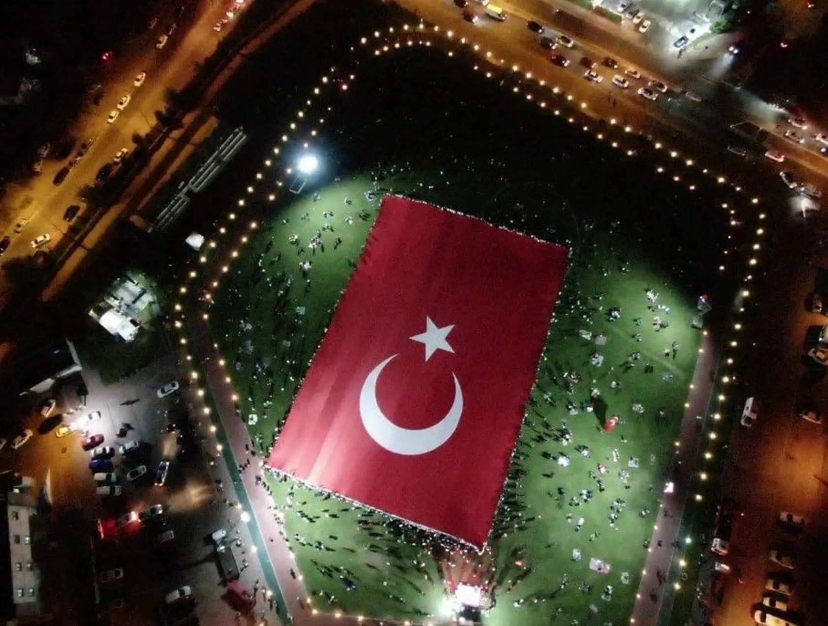 Dünyanın en büyük Türk bayrağı açıldı