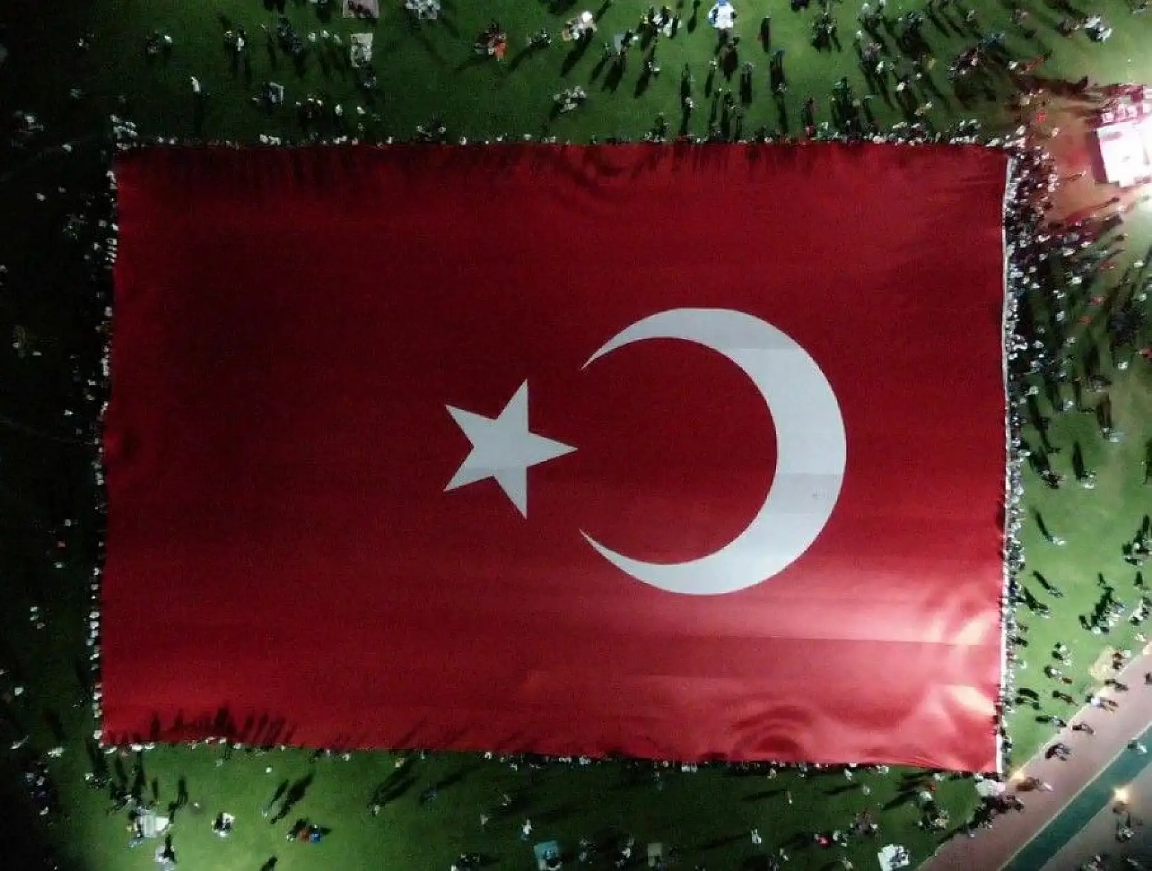 Dünyanın en büyük Türk bayrağı açıldı