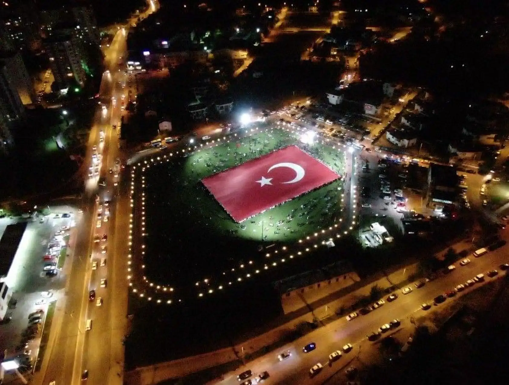 Dünyanın en büyük Türk bayrağı açıldı