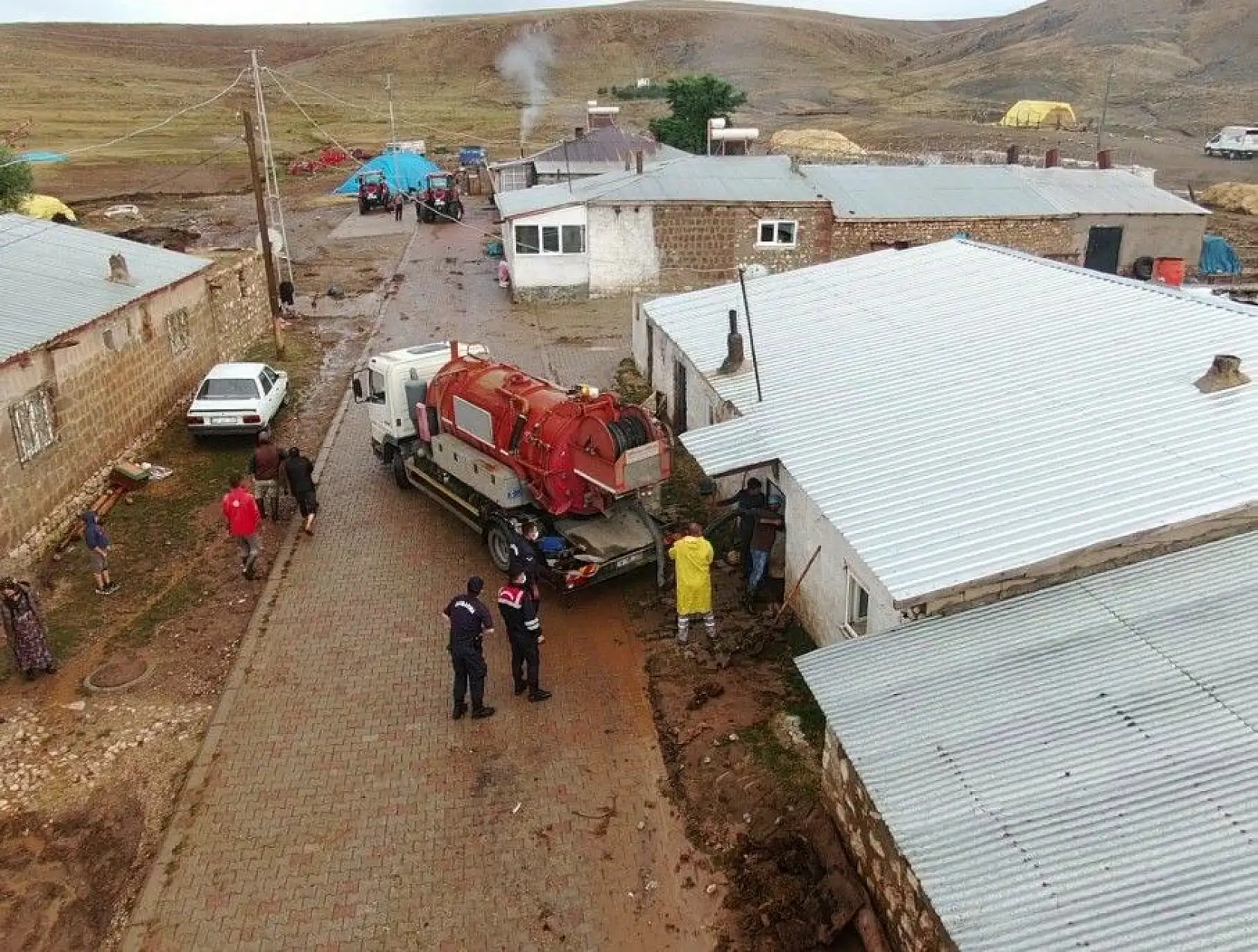 Mahalleyi sel bastı