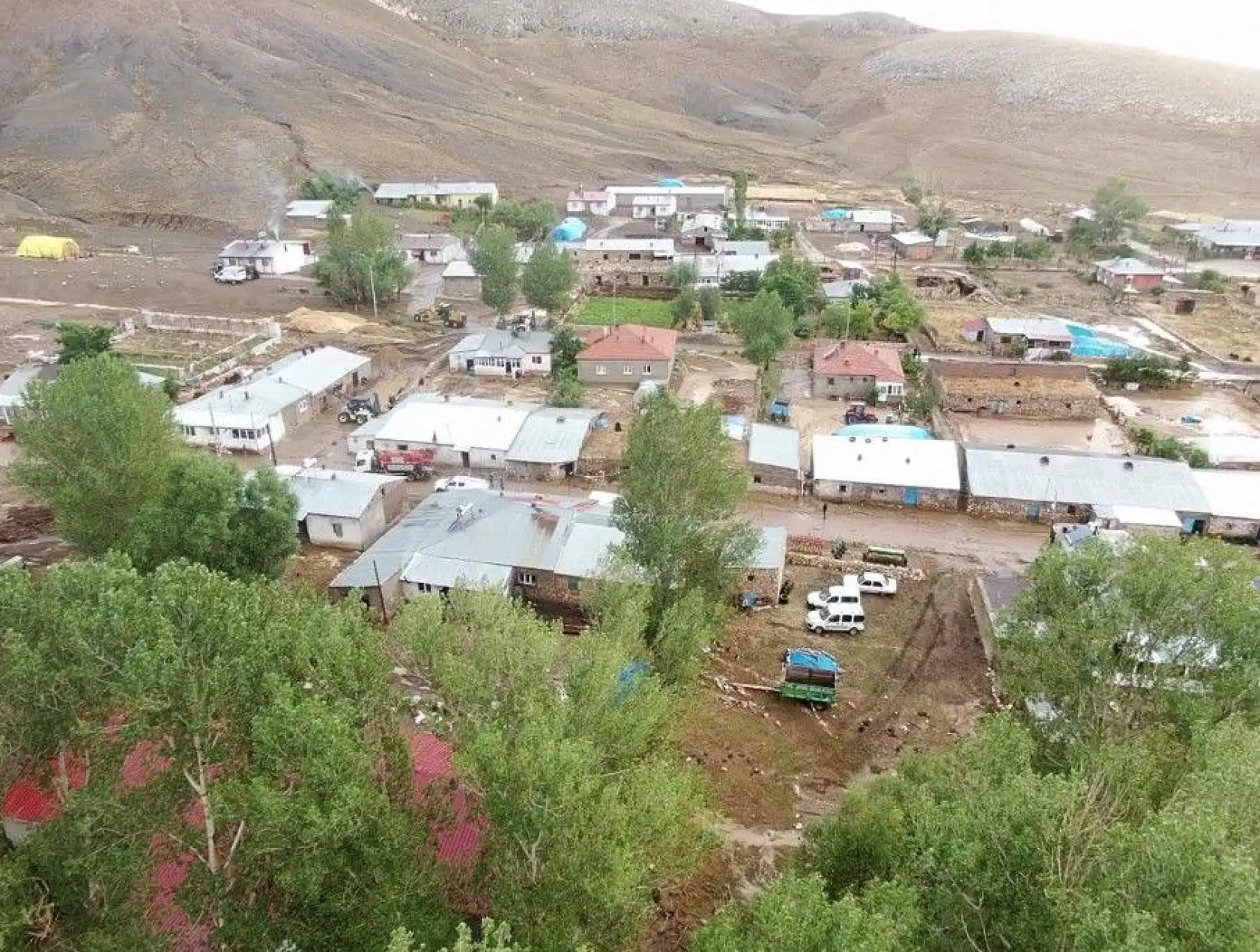 Mahalleyi sel bastı