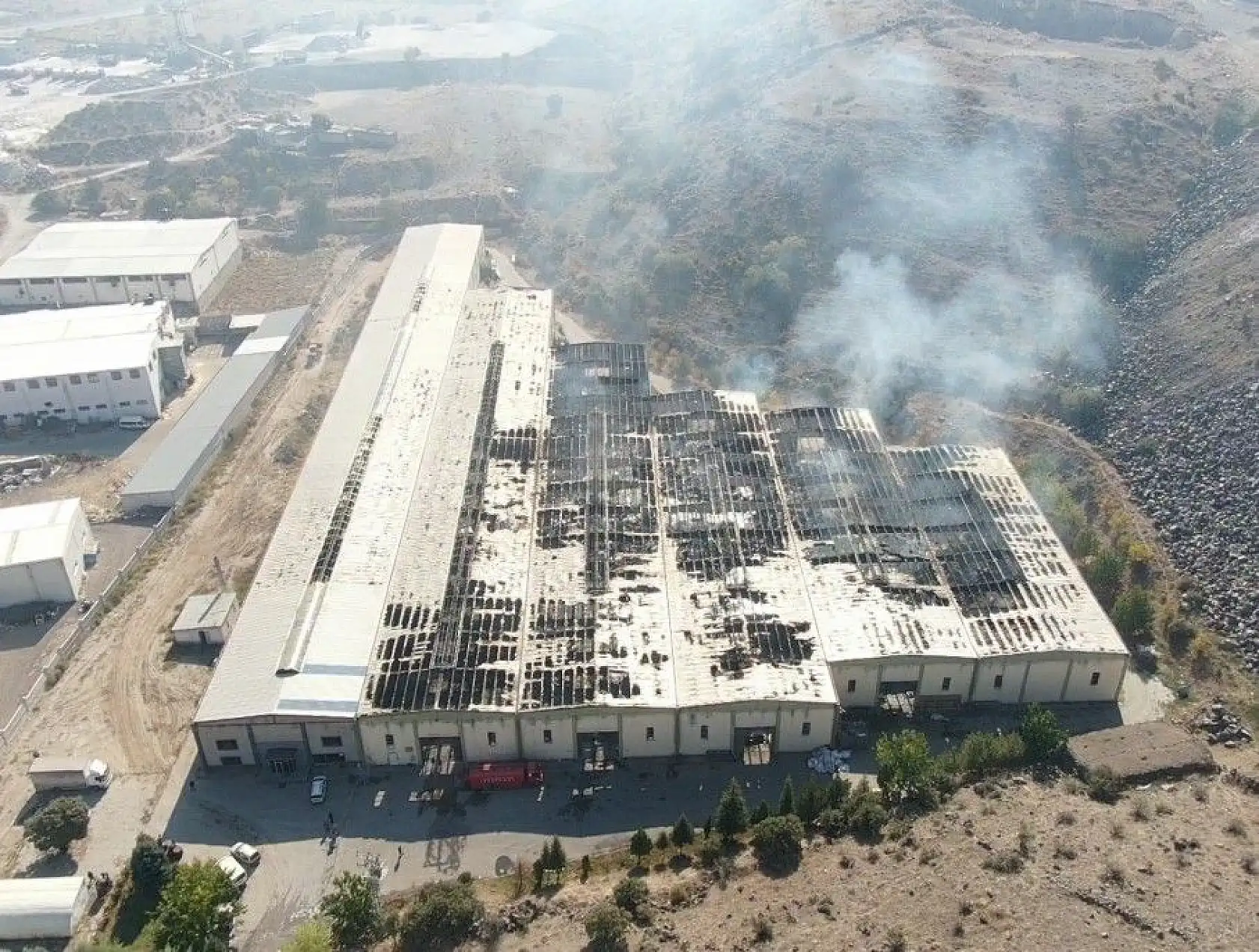 Fabrika yangınında hasar gün ağarınca ortaya çıktı