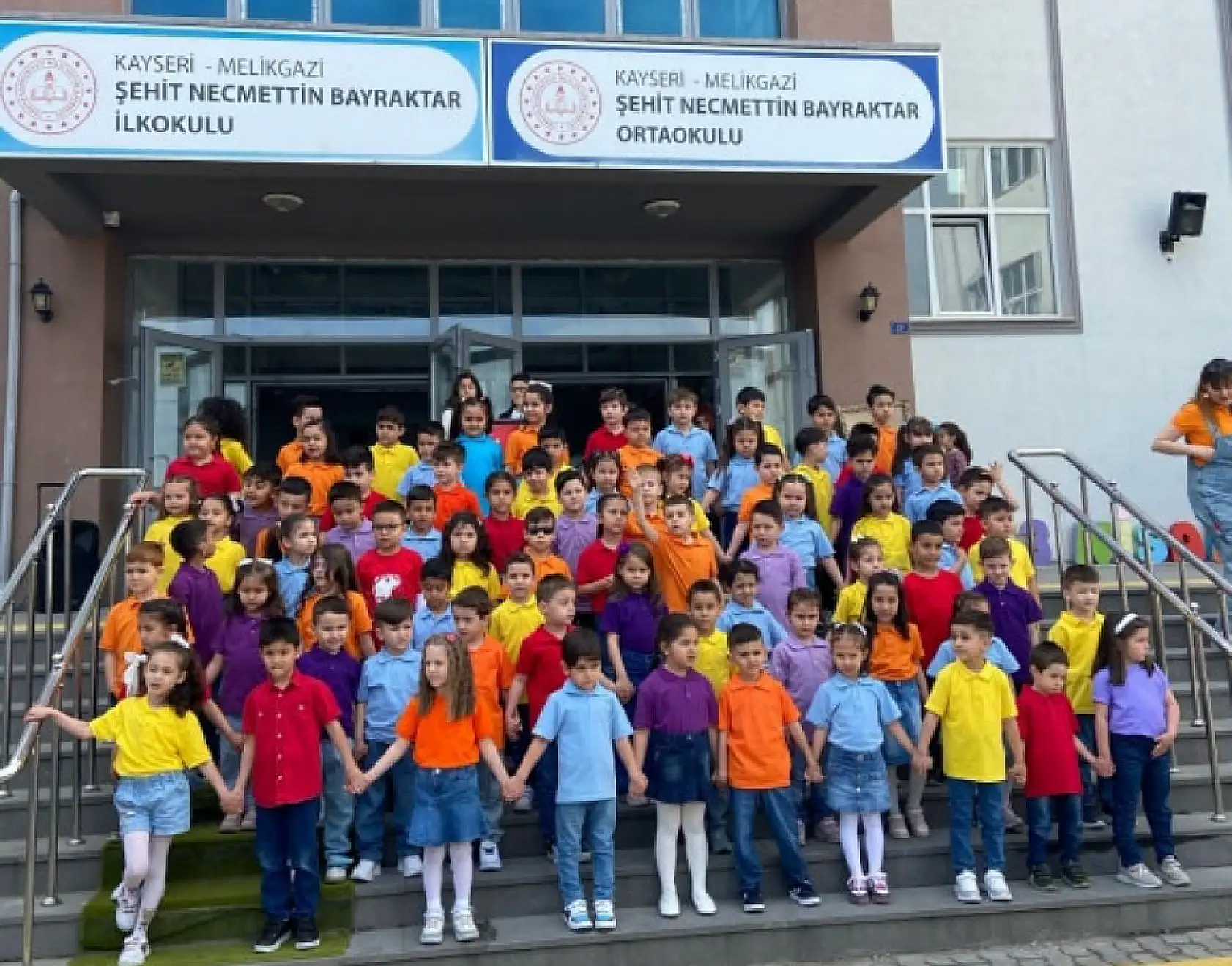 Kayseri'de o okuldaki 23 Nisan coşkusuna yağmur bile engel olamadı! Renkli görüntüler