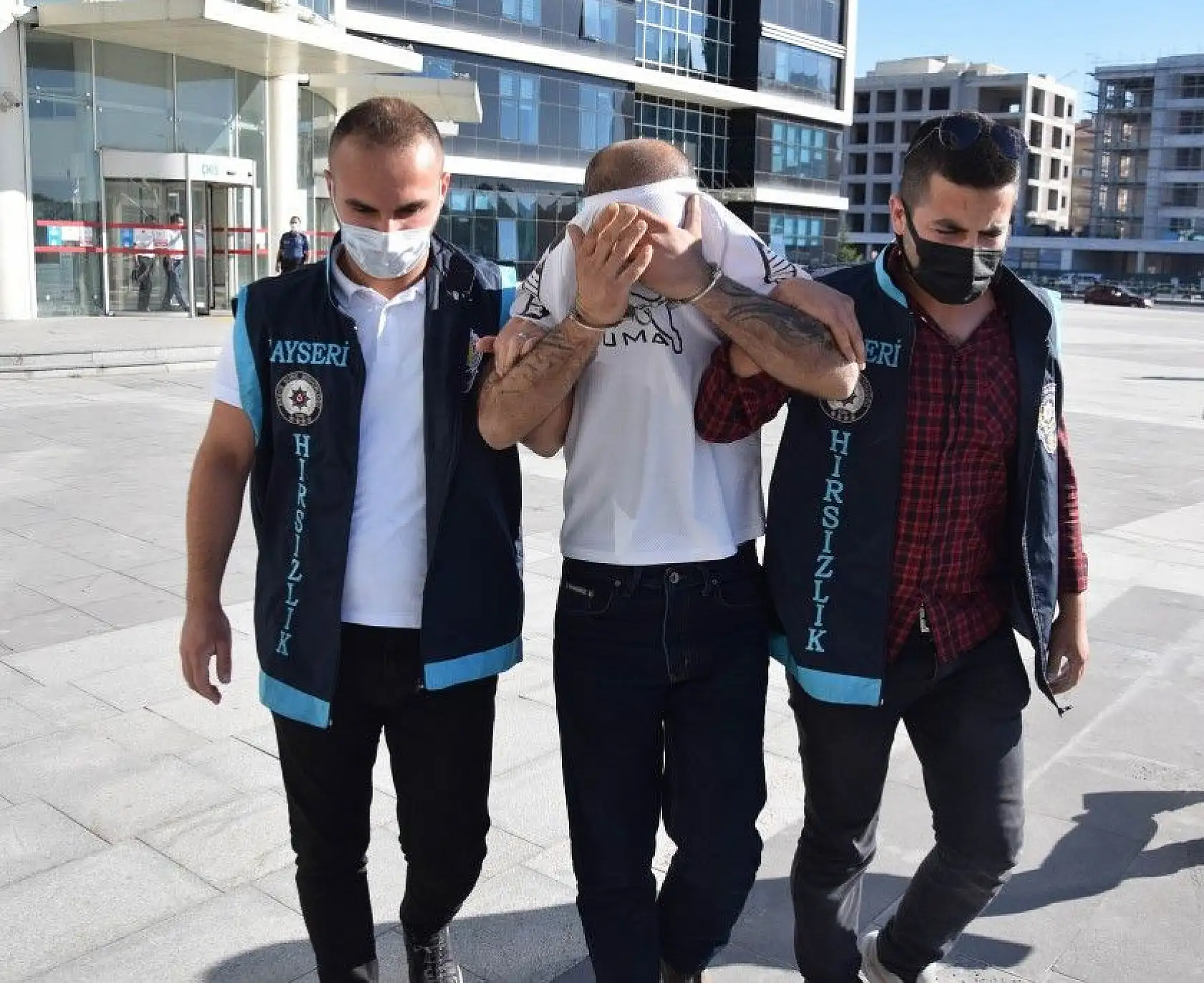 Balkon hırsızı yakalandı!