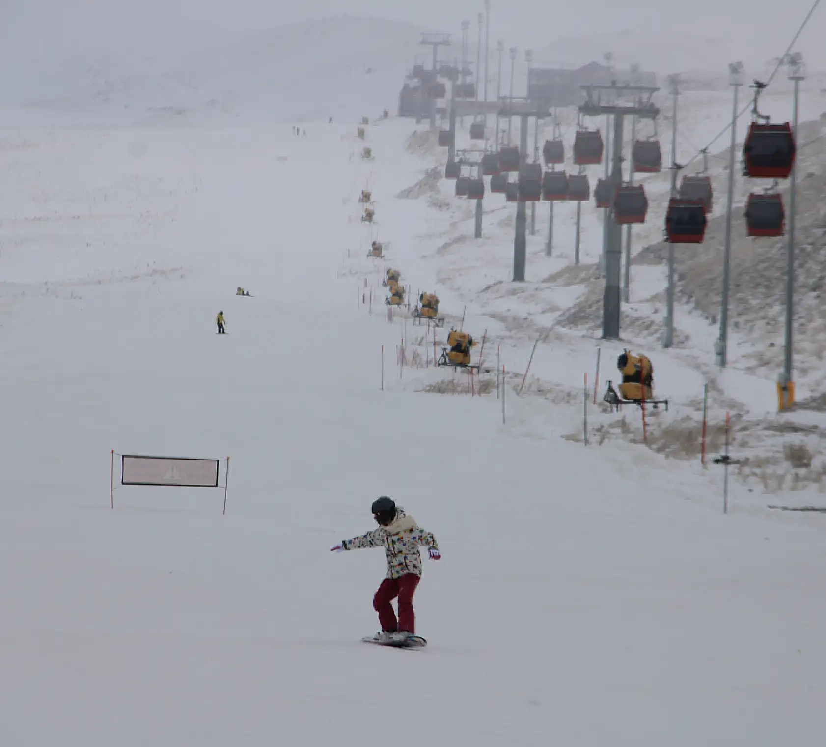 Kayakseverler sezonun ilk gününde pistin tadını çıkardı