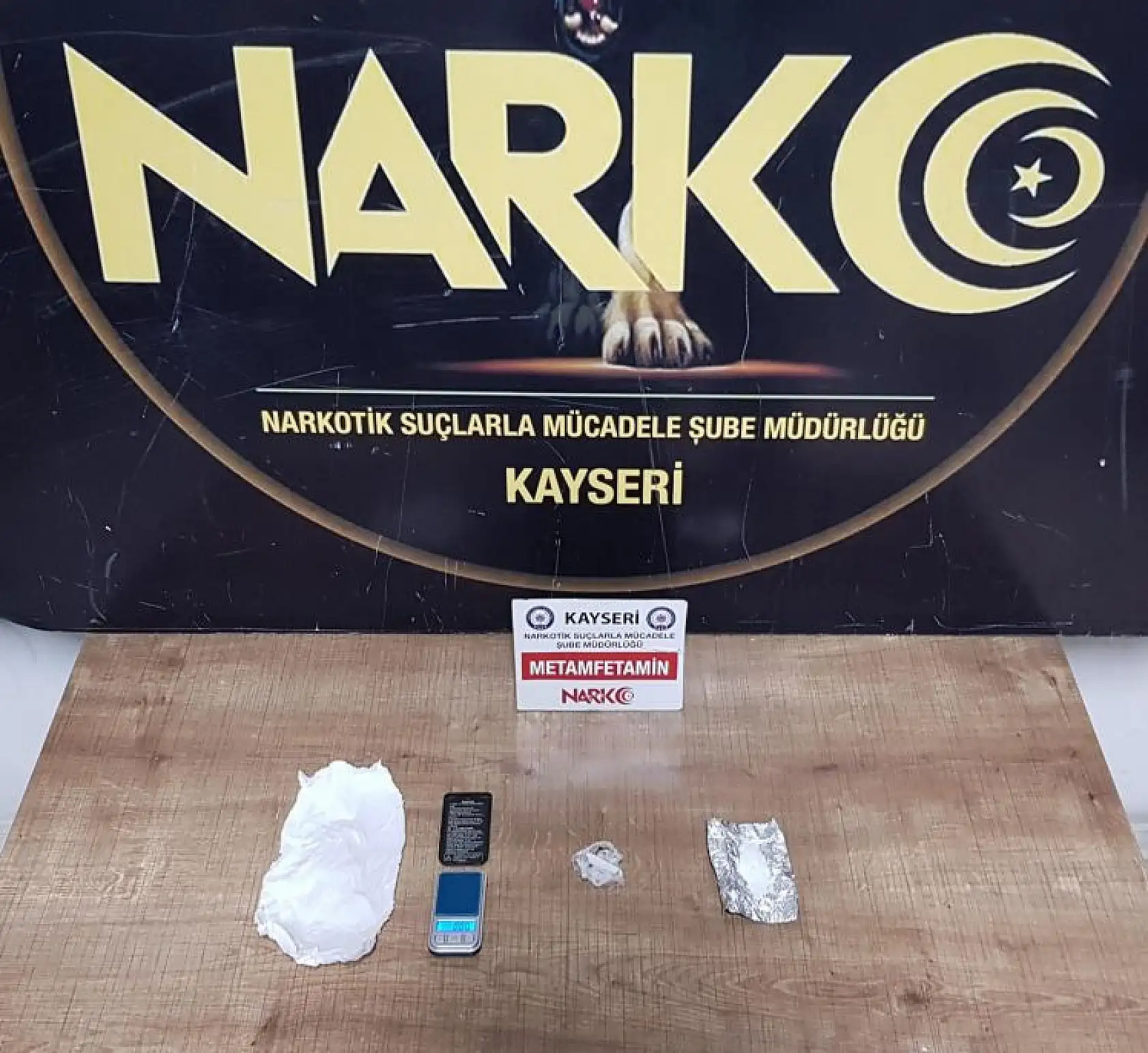 Uyuşturucuya suçüstü polis baskını