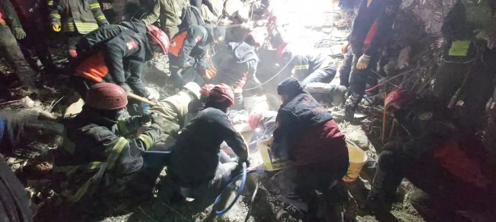 Depremden 166 saat sonra inanılmaz kurtuluş gerçekleşti