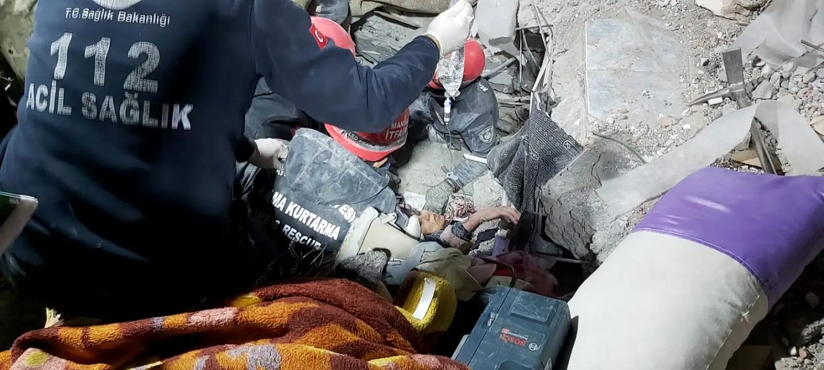 Depremden 166 saat sonra inanılmaz kurtuluş gerçekleşti