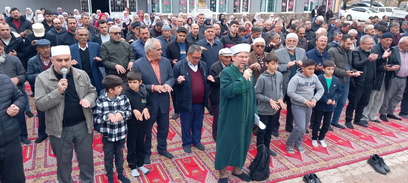 Kayseri'de vatandaşlar bakın ne için toplandı? 'Zor günlerden, kıtlıklardan geçiyoruz'
