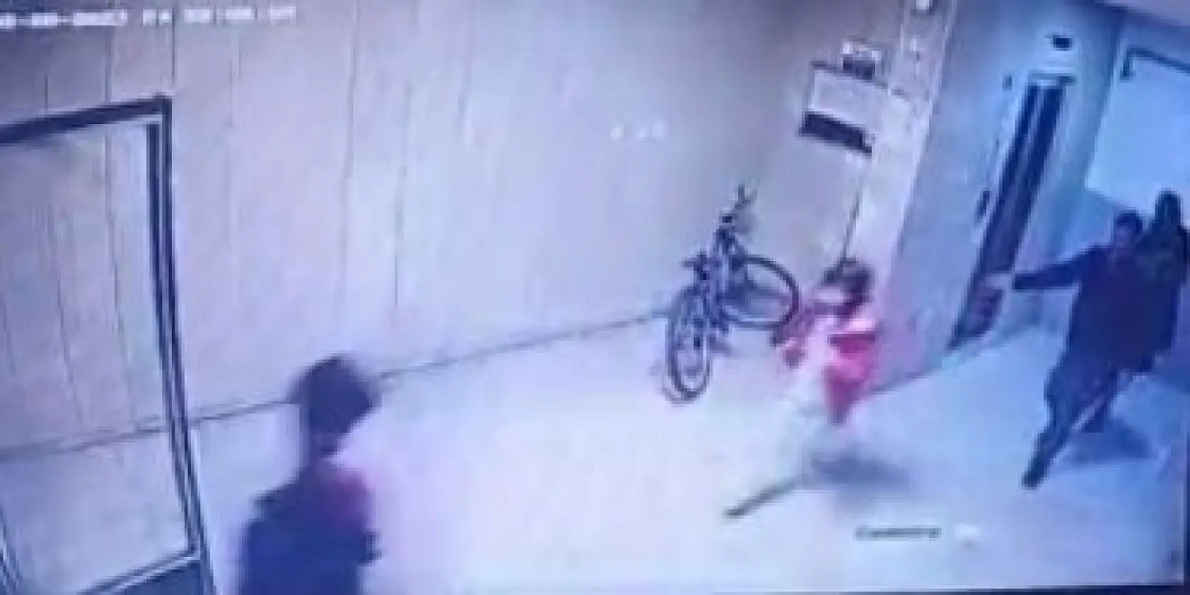 Depremde vatandaşlar panikle kendilerini sokağa attı