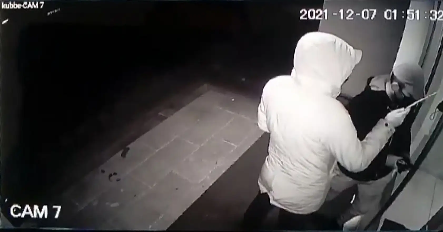 Değnekli hırsızlar kamerada!