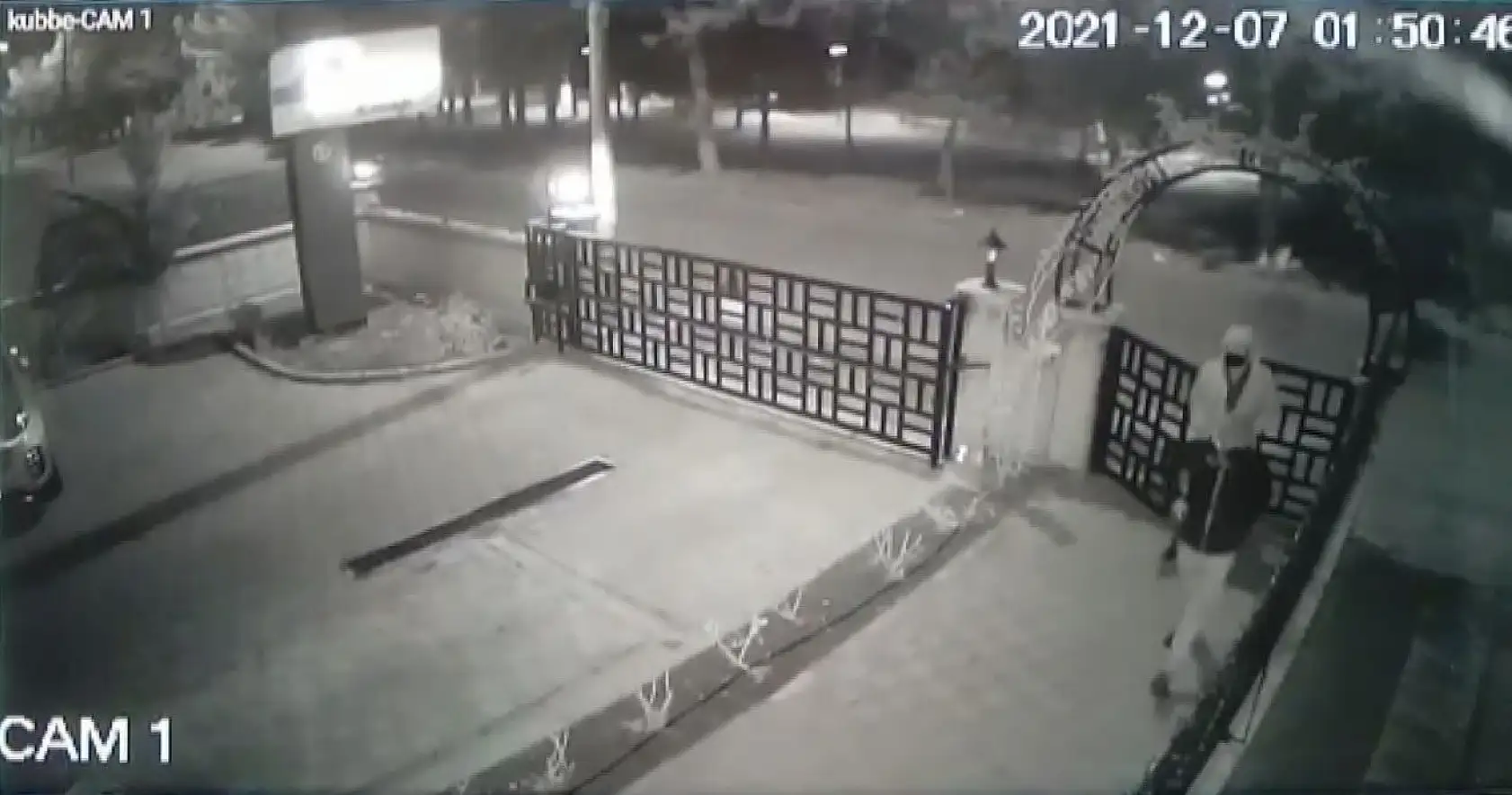 Değnekli hırsızlar kamerada!