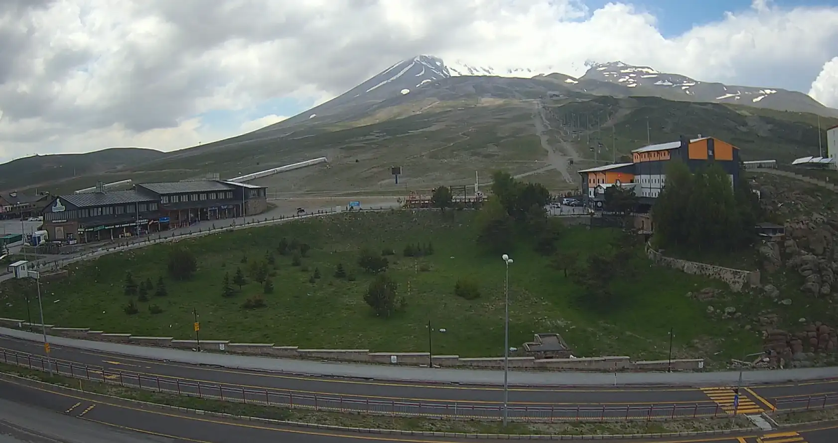 Kayseri'de binlerce kişinin akın ettiği yerde şimdi in cin top oynuyor!