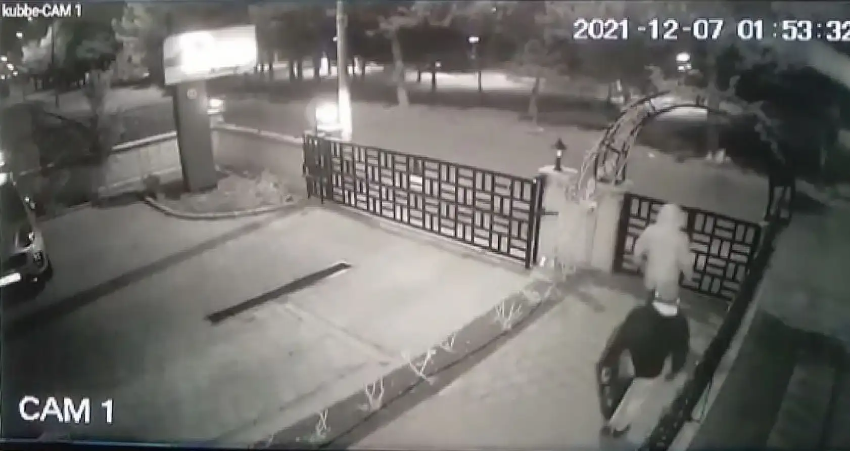 Değnekli hırsızlar kamerada!