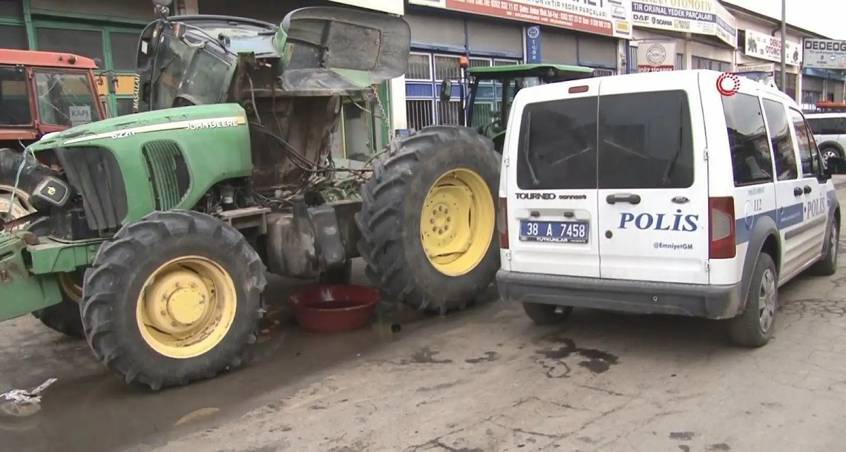 Kapüşonlu hırsız 5 traktörün aküsünü çaldı