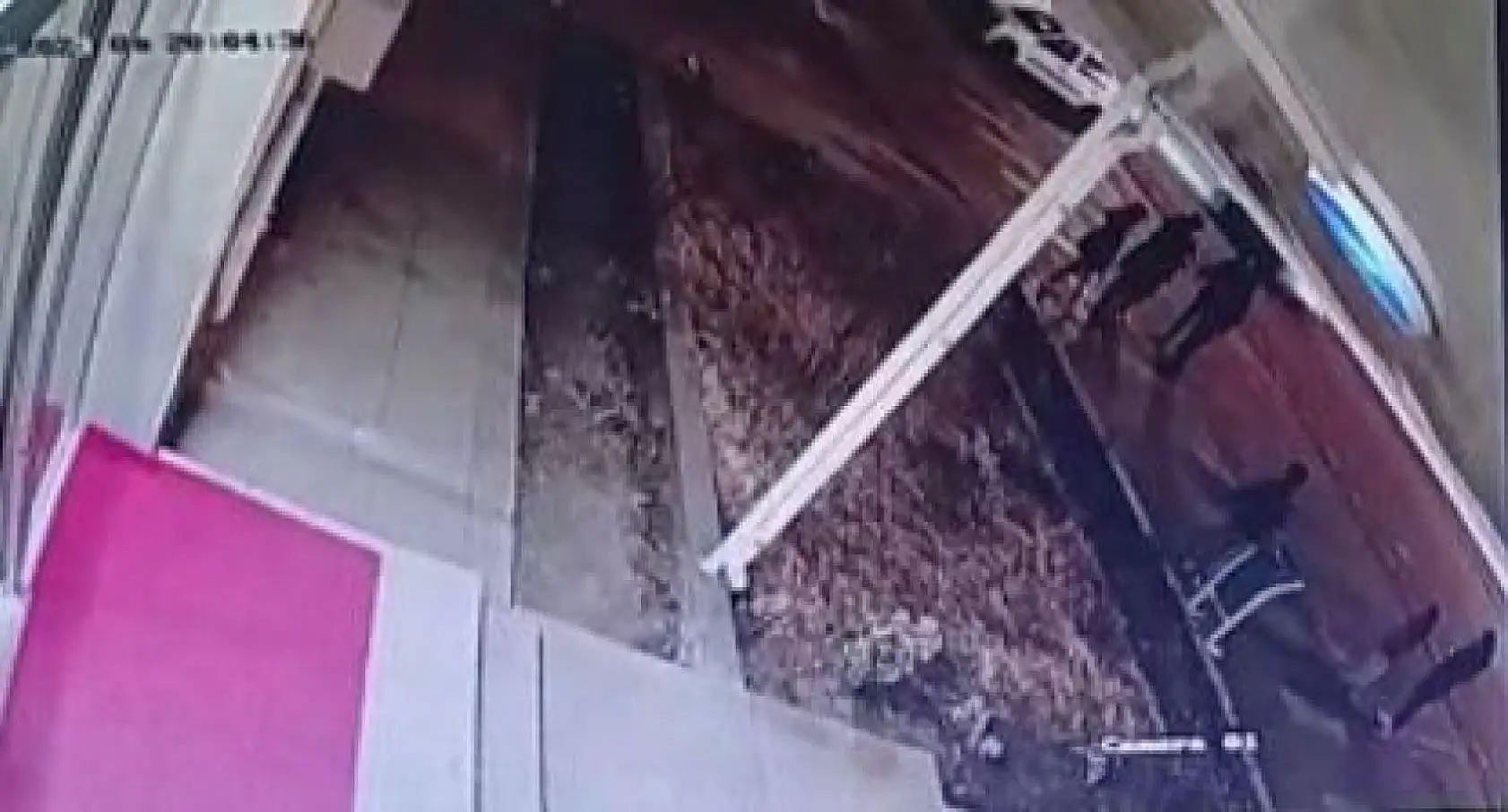 Depremde vatandaşlar panikle kendilerini sokağa attı