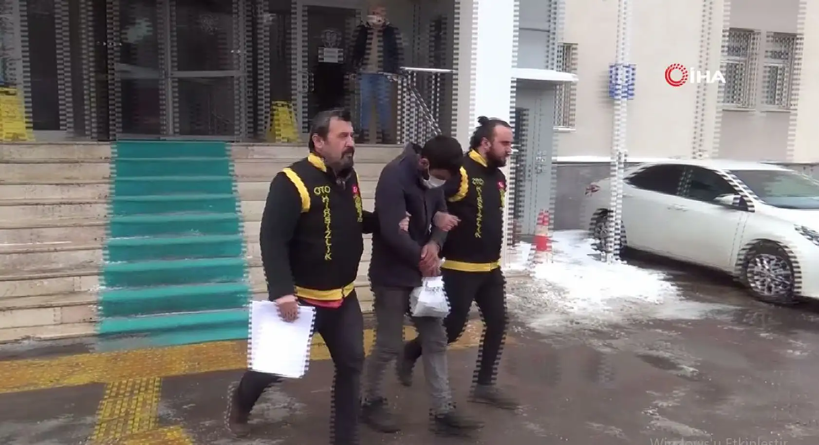 Oto hırsızı önce kameralara, sonra da polise yakalandı