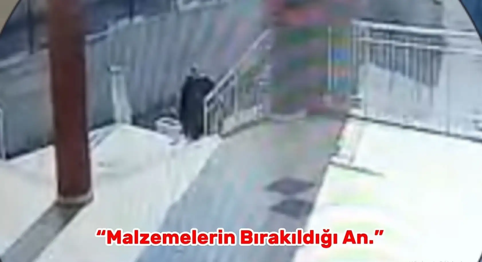 Cemevine balta ve çanta bırakarak uzaklaştılar