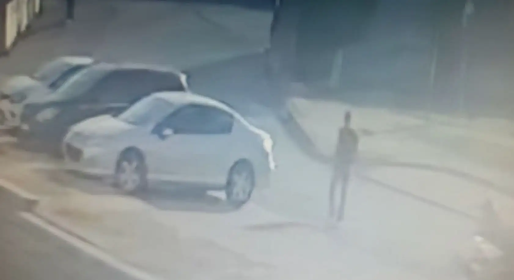 Cemevine balta ve çanta bırakarak uzaklaştılar