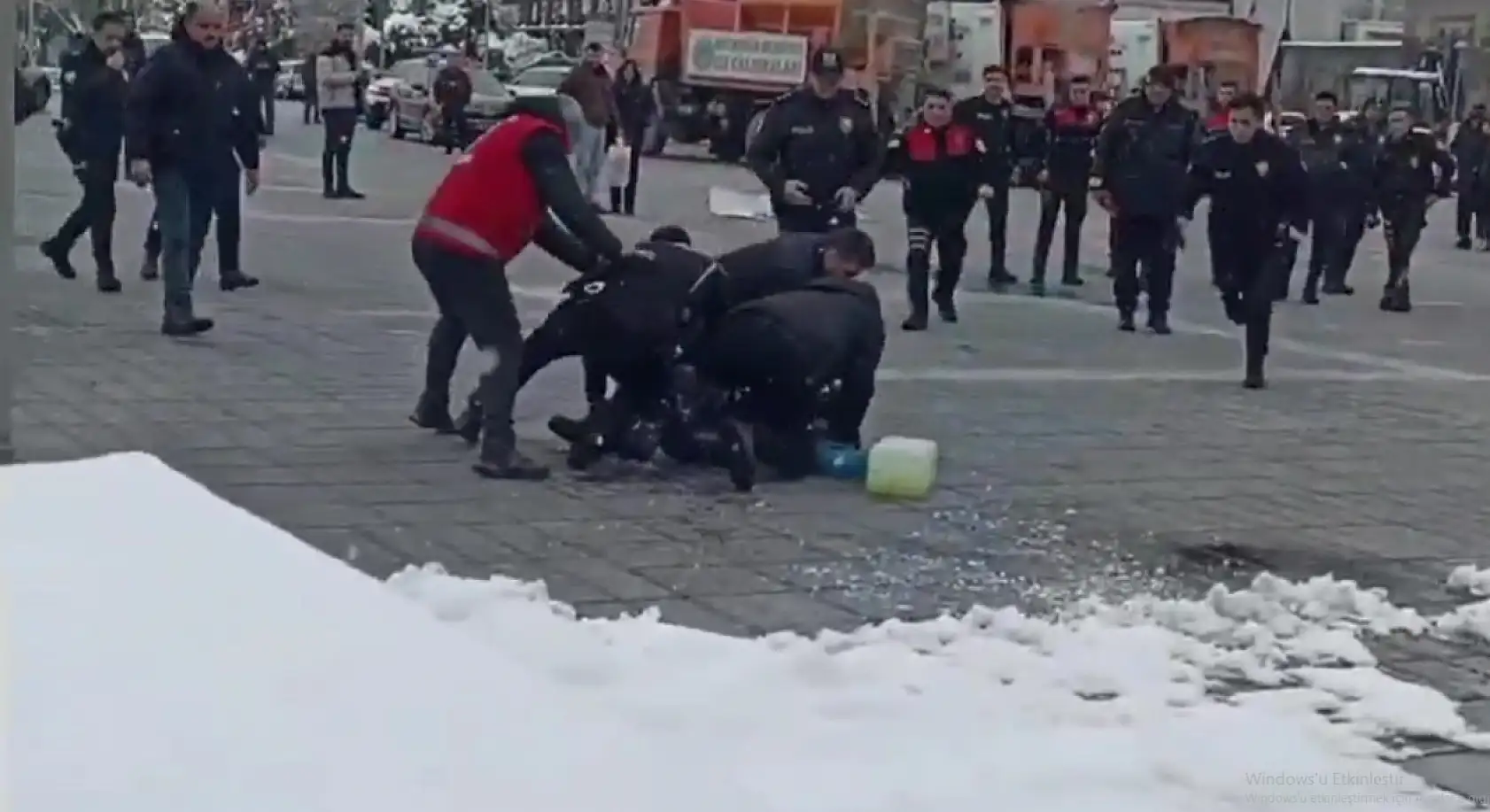 Kayseri Cumhuriyet Meydanında kendini yakmak istedi! Korku dolu anlar