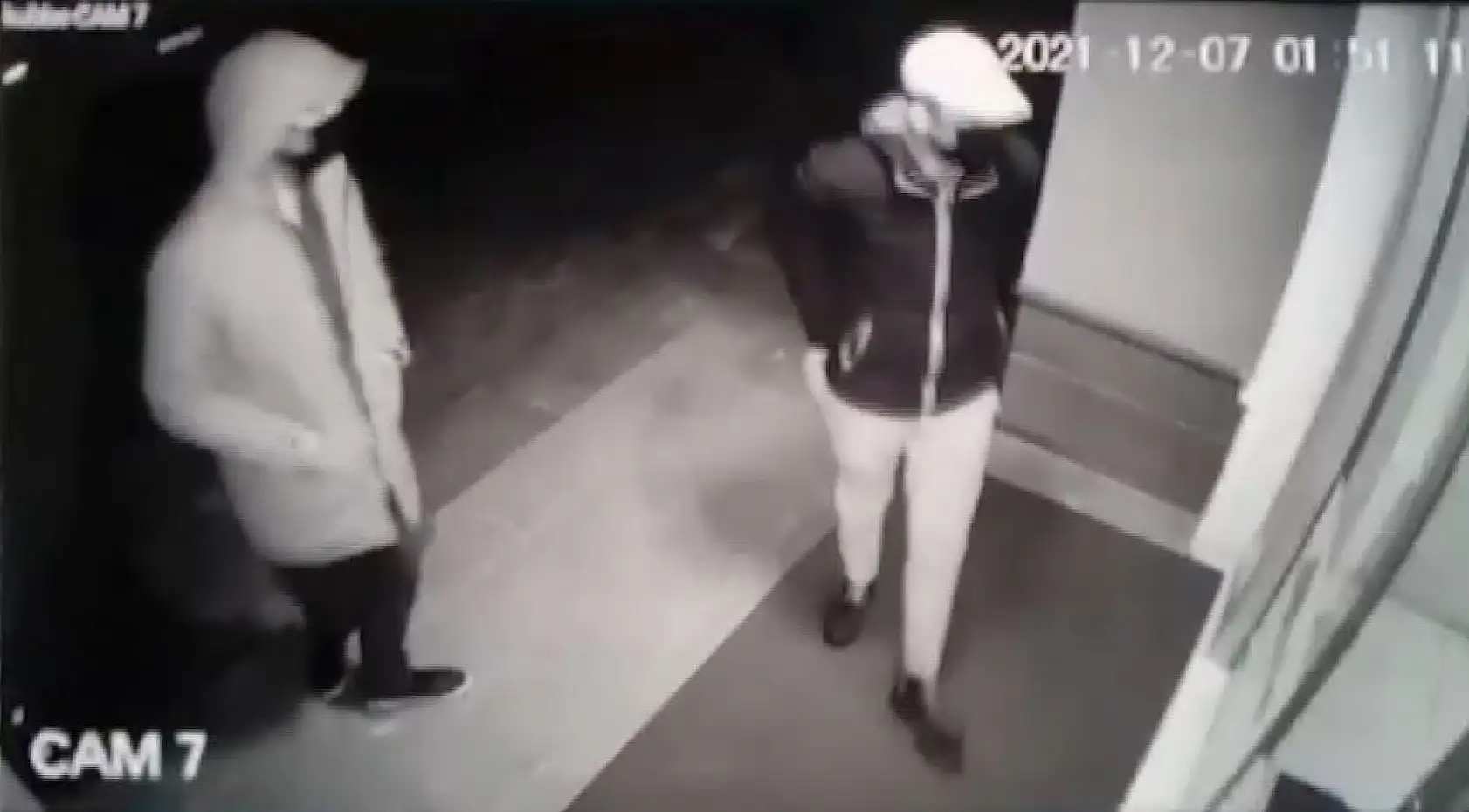 Değnekli hırsızlar kamerada!