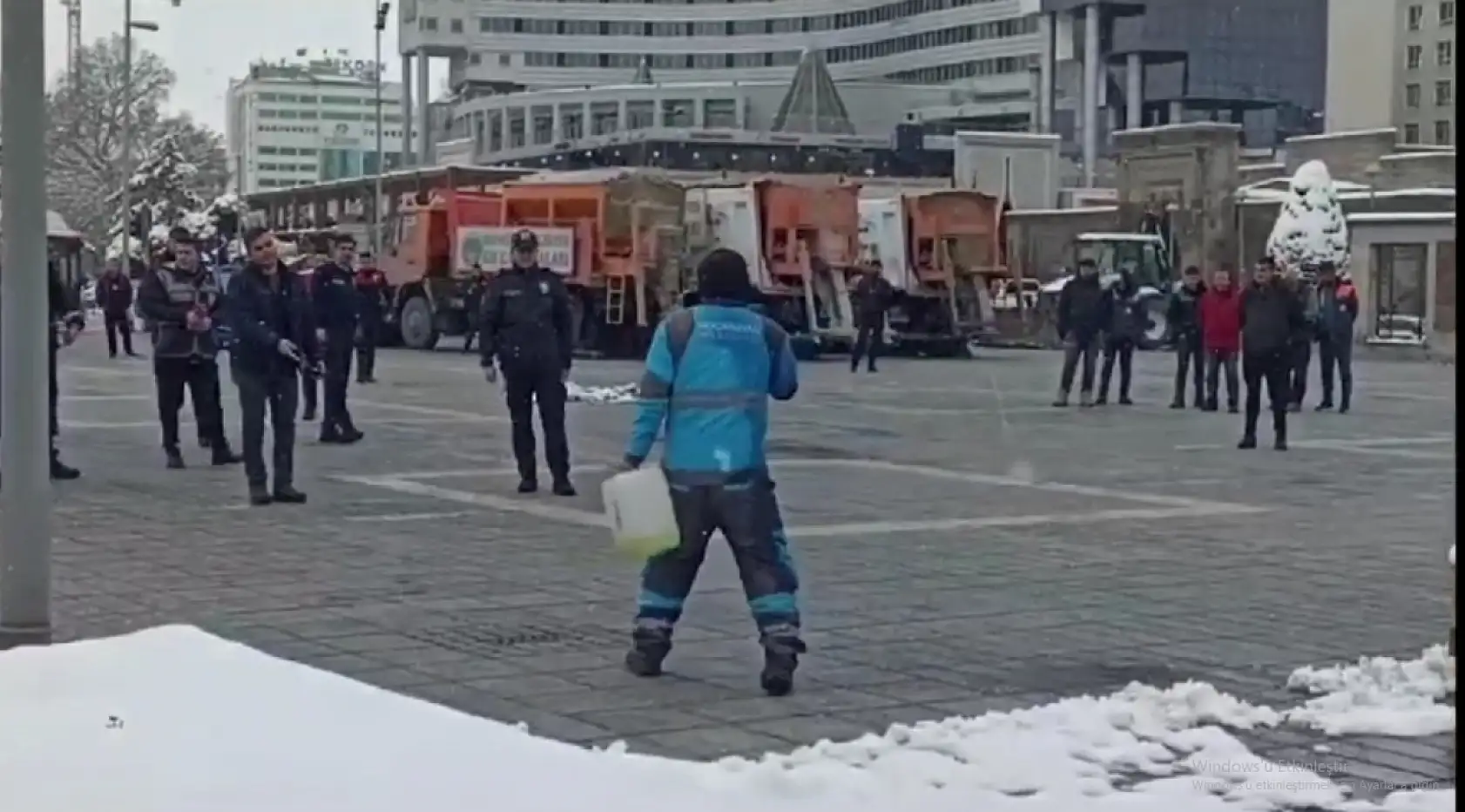 Kayseri Cumhuriyet Meydanında kendini yakmak istedi! Korku dolu anlar