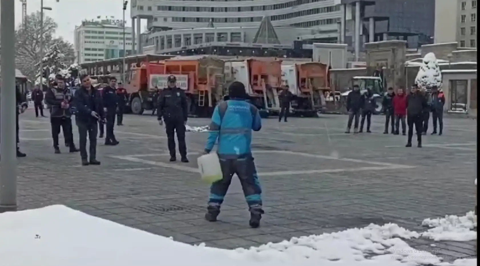 Kayseri Cumhuriyet Meydanında kendini yakmak istedi! Korku dolu anlar