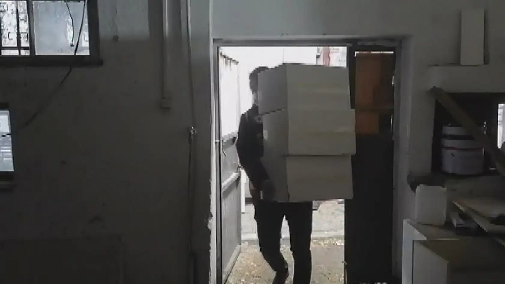 3.5 milyon dal boş makaron ele geçirildi