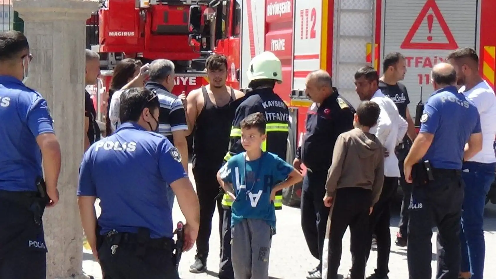 Yangında balkonda mahsur kaldı