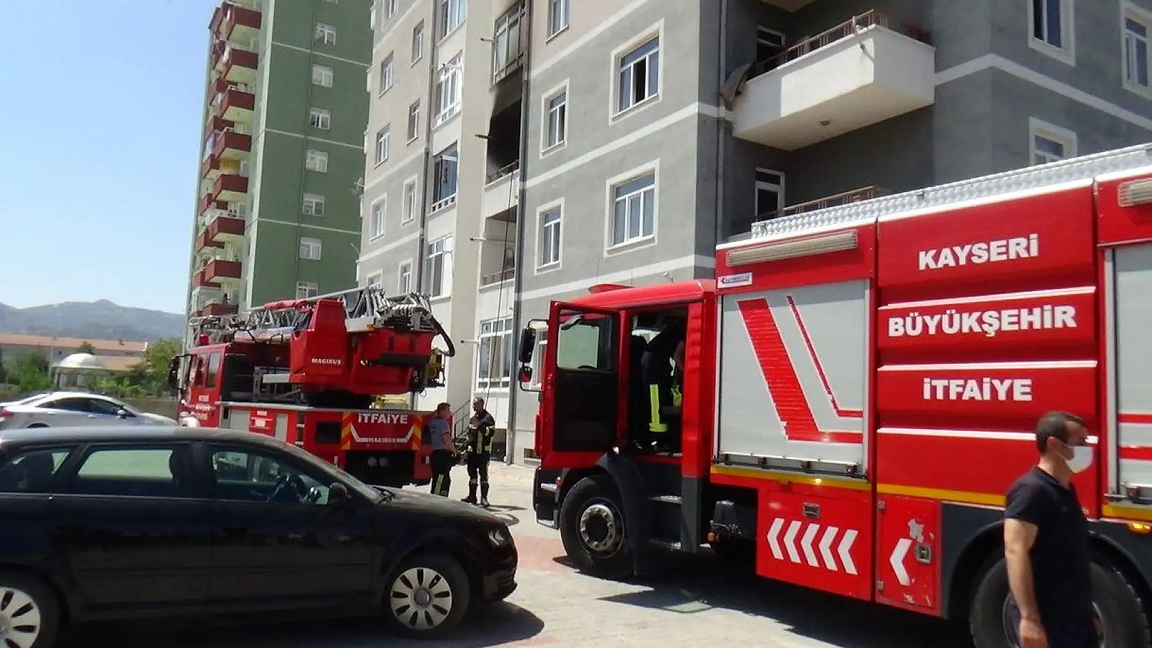 Yangında balkonda mahsur kaldı