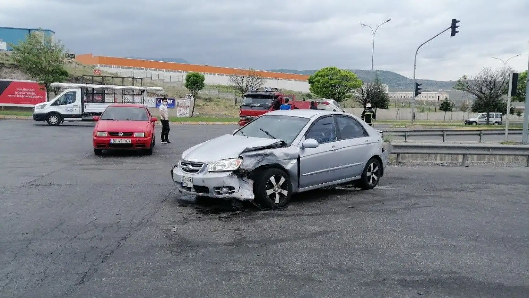 Otomobil 2 araca çarptı: 2 yaralı