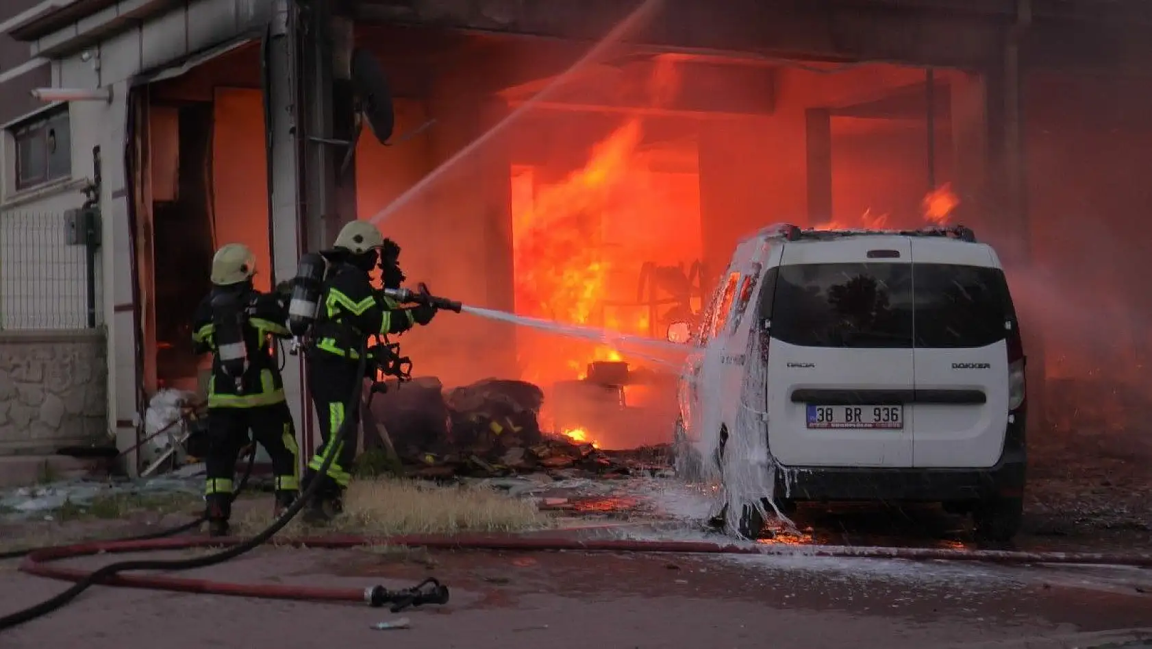 Kozmetik dükkanında yangın