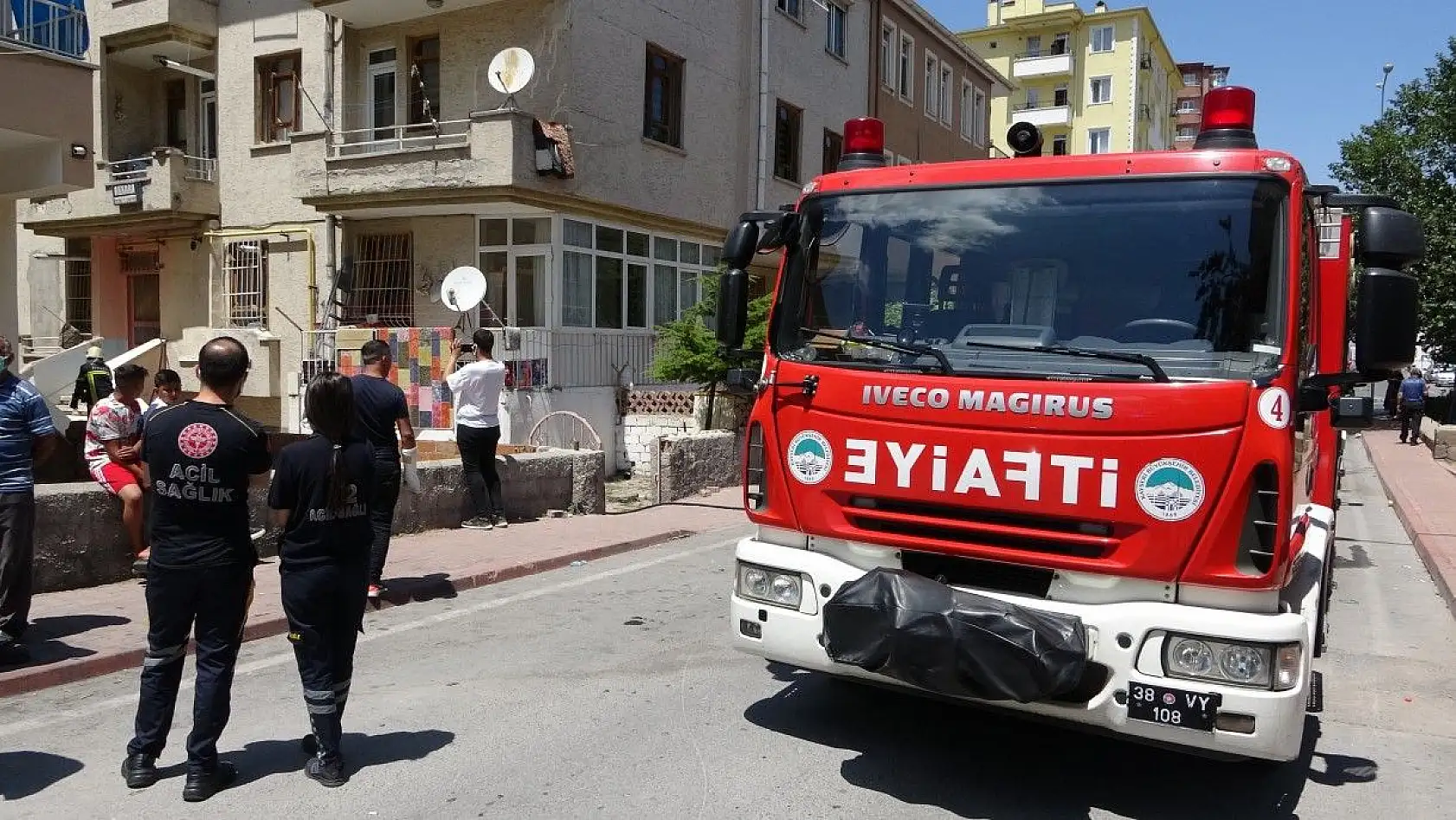 Eşine kızdı, evi ateşe verdi