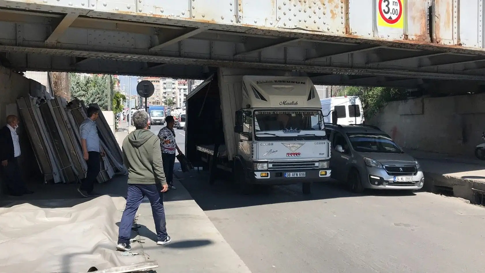 Çelik kapı yüklü kamyonet üst geçide çarptı