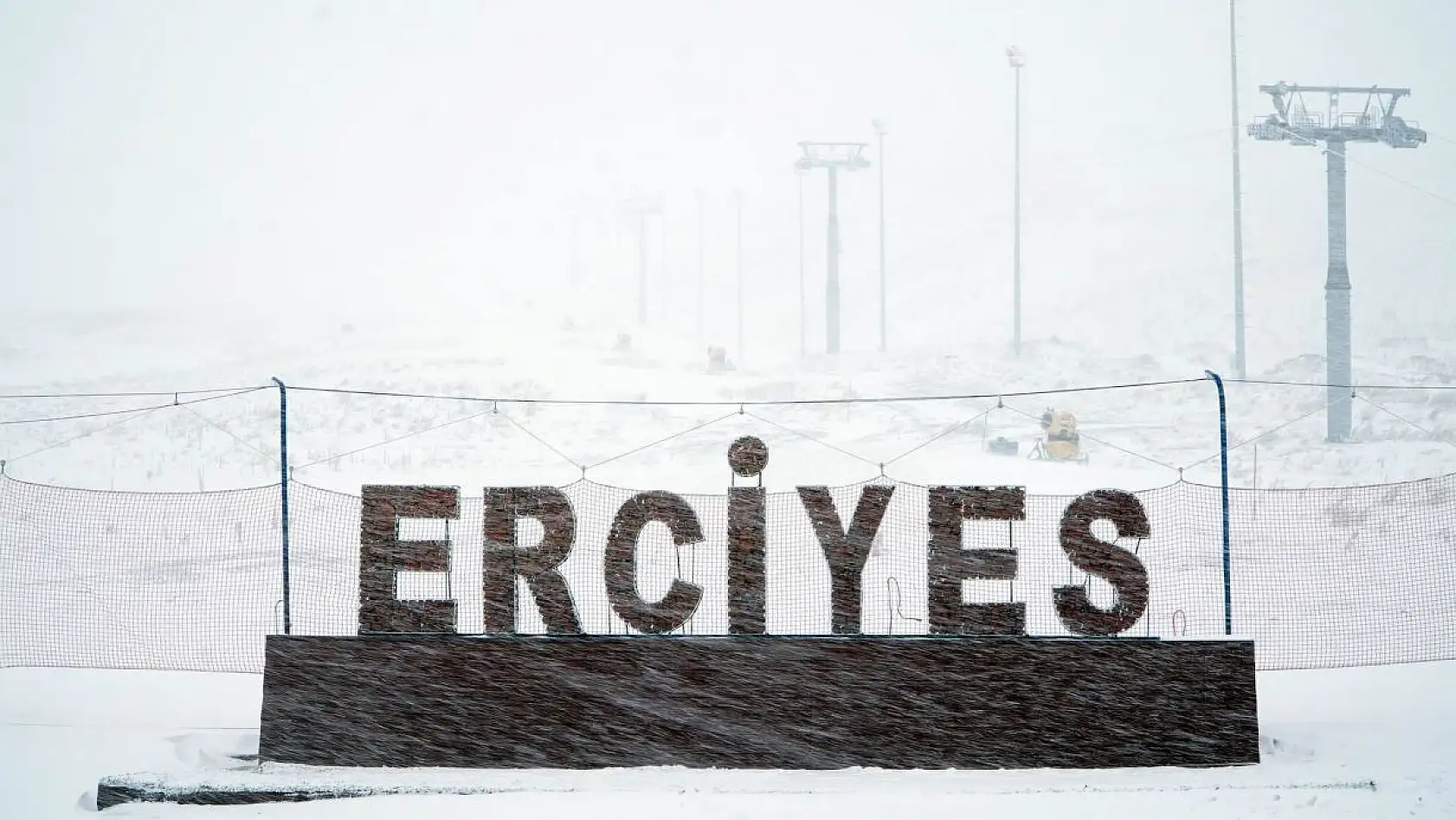 Erciyes'te sevindiren kar yağışı