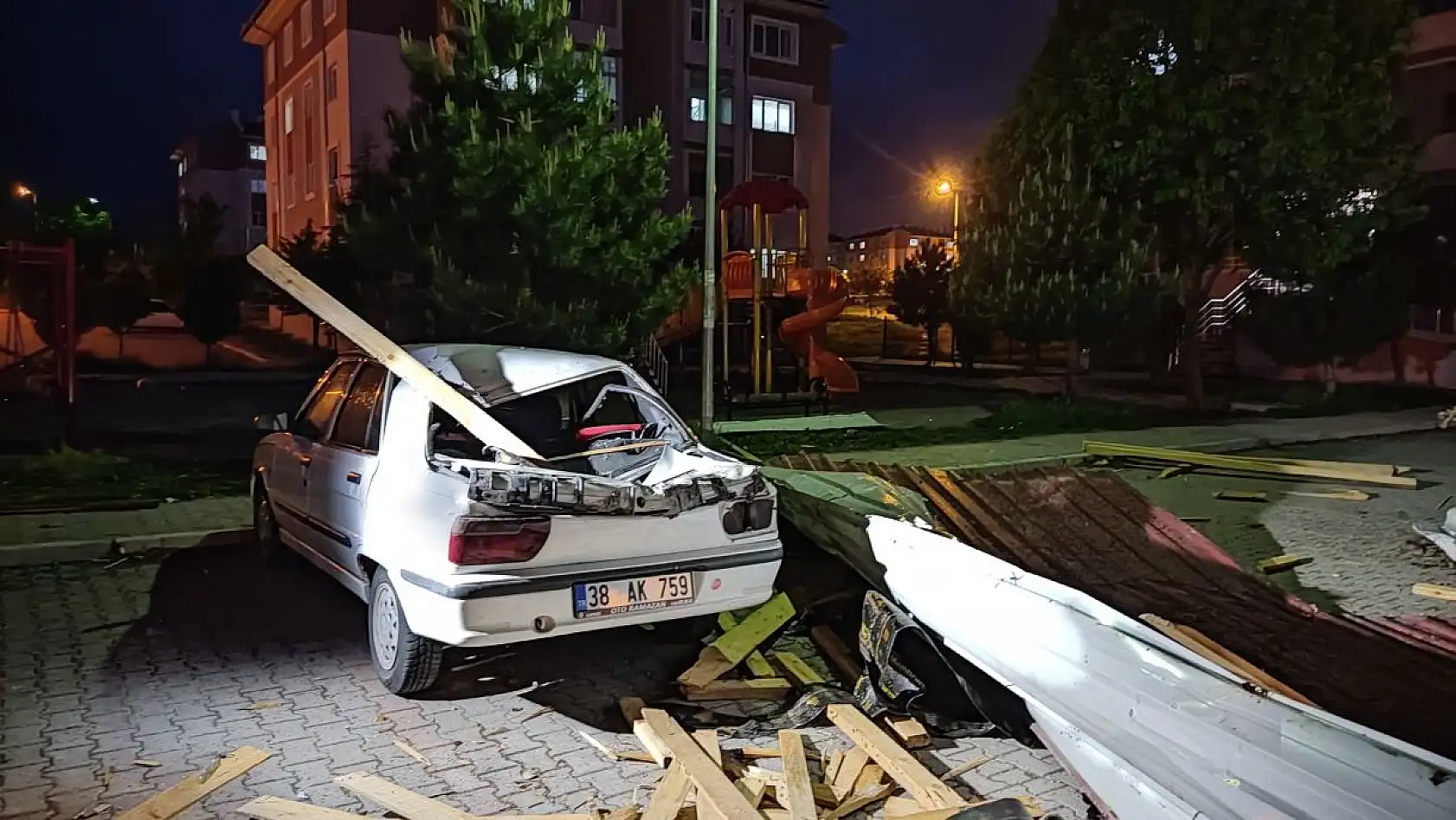 Uçan çatıda çocuk yaralandı