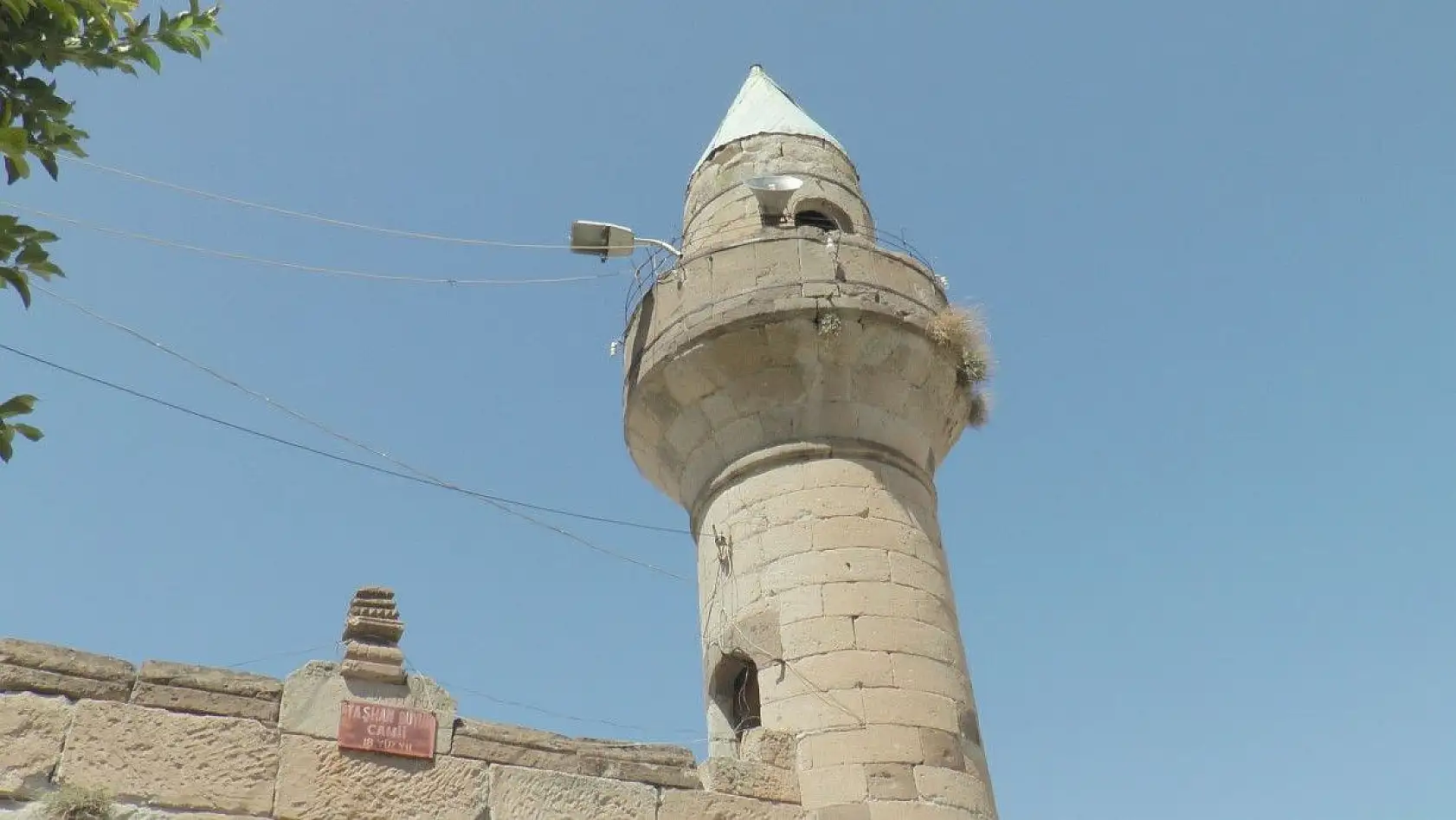 Camiden halıları çaldılar