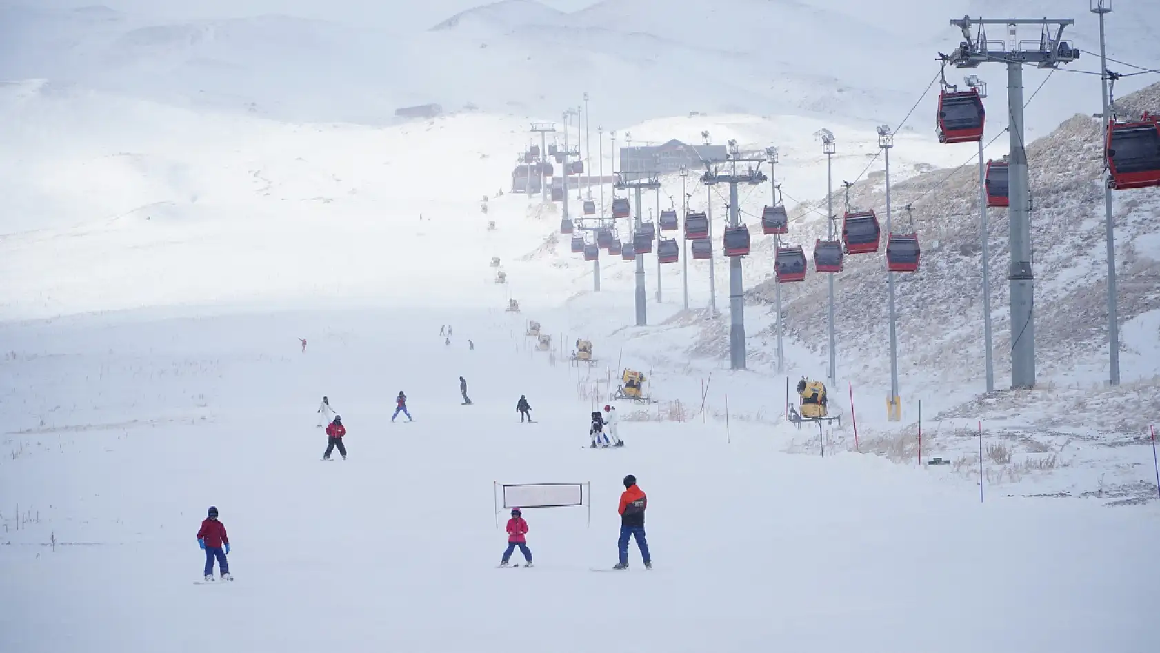 Kayakseverler sezonun ilk gününde pistin tadını çıkardı