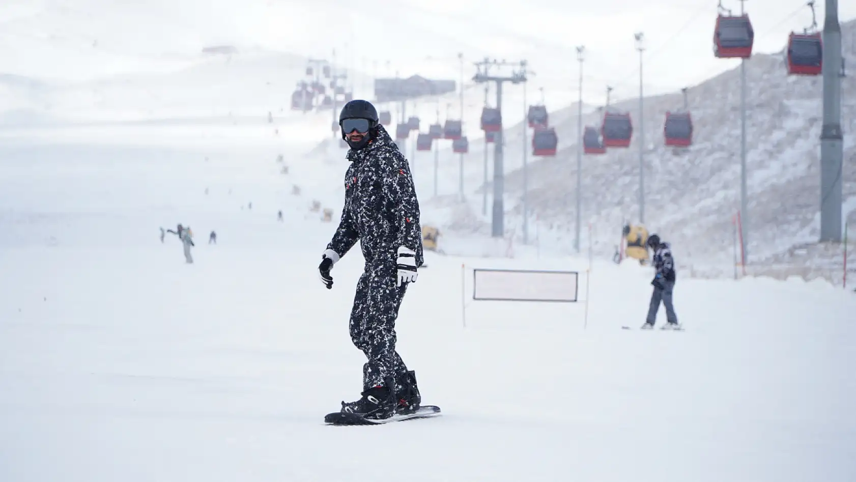 Kayakseverler sezonun ilk gününde pistin tadını çıkardı