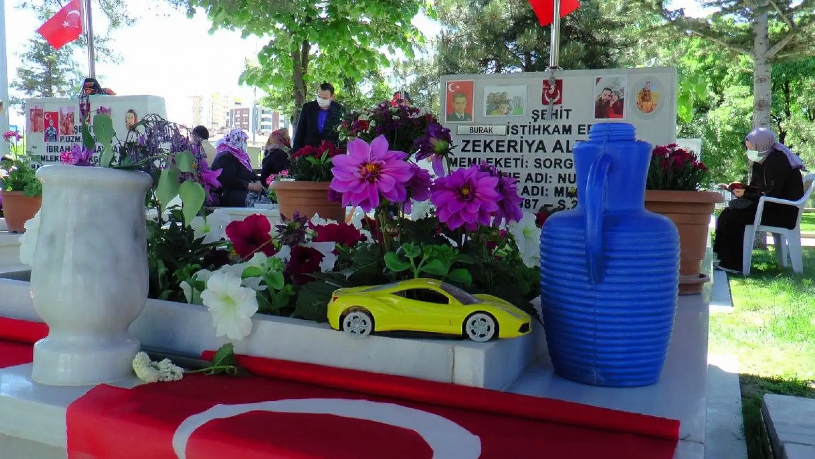 Duygulandıran an! Babasının kabrine en sevdiği oyuncağını bıraktı