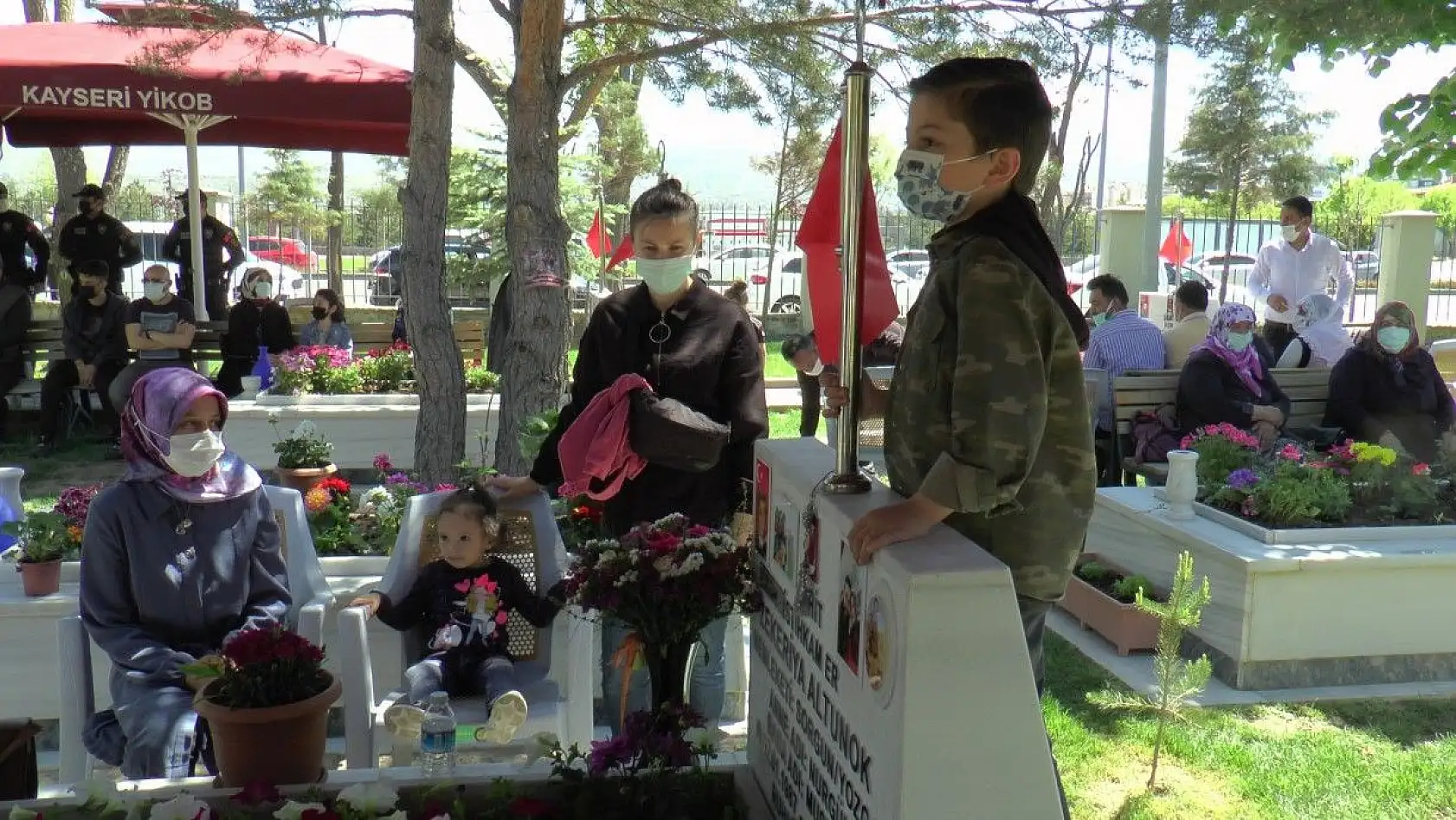 Duygulandıran an! Babasının kabrine en sevdiği oyuncağını bıraktı