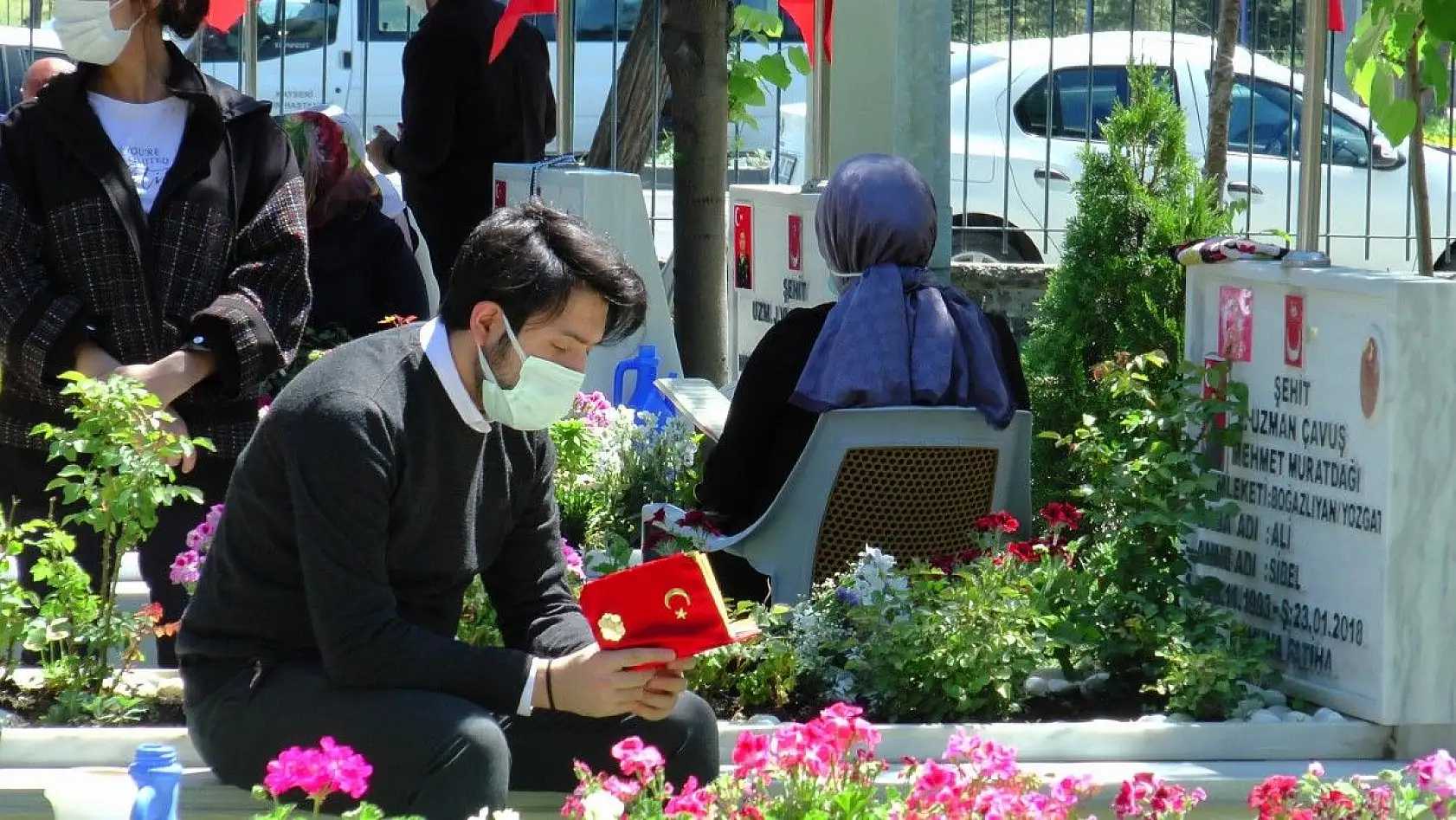 Duygulandıran an! Babasının kabrine en sevdiği oyuncağını bıraktı