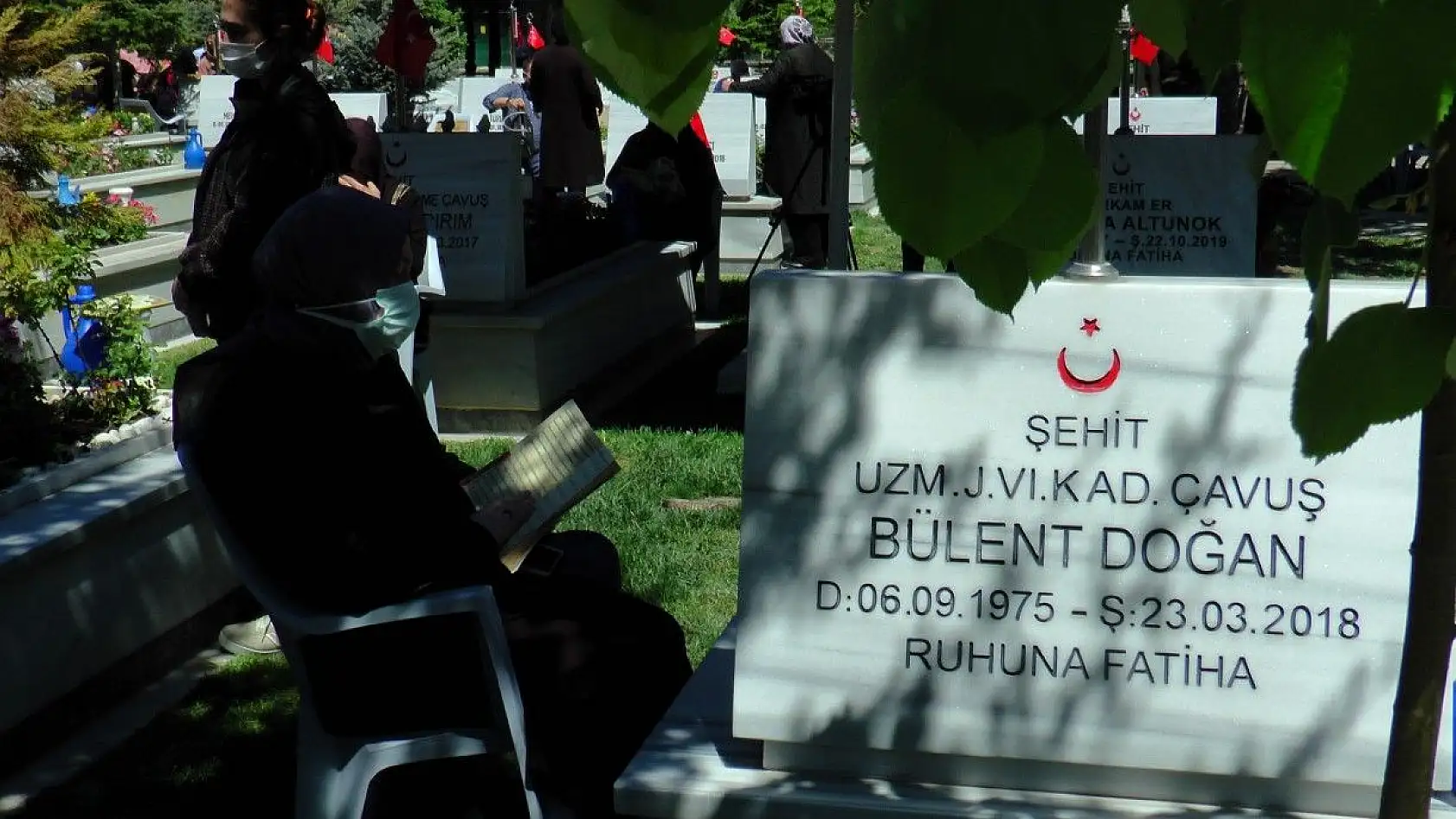 Duygulandıran an! Babasının kabrine en sevdiği oyuncağını bıraktı