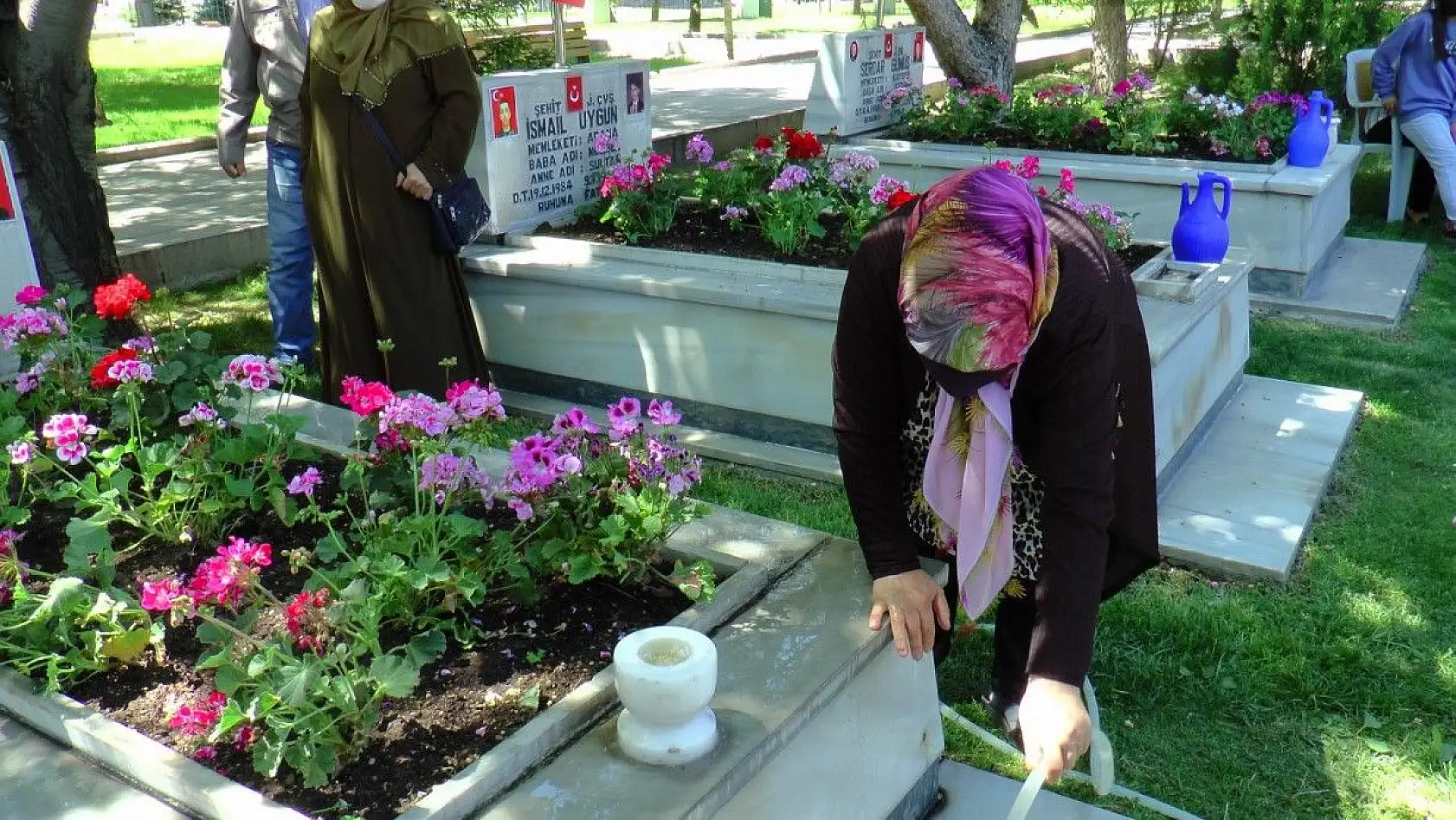 Duygulandıran an! Babasının kabrine en sevdiği oyuncağını bıraktı
