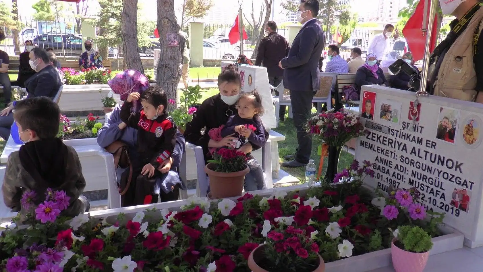 Duygulandıran an! Babasının kabrine en sevdiği oyuncağını bıraktı