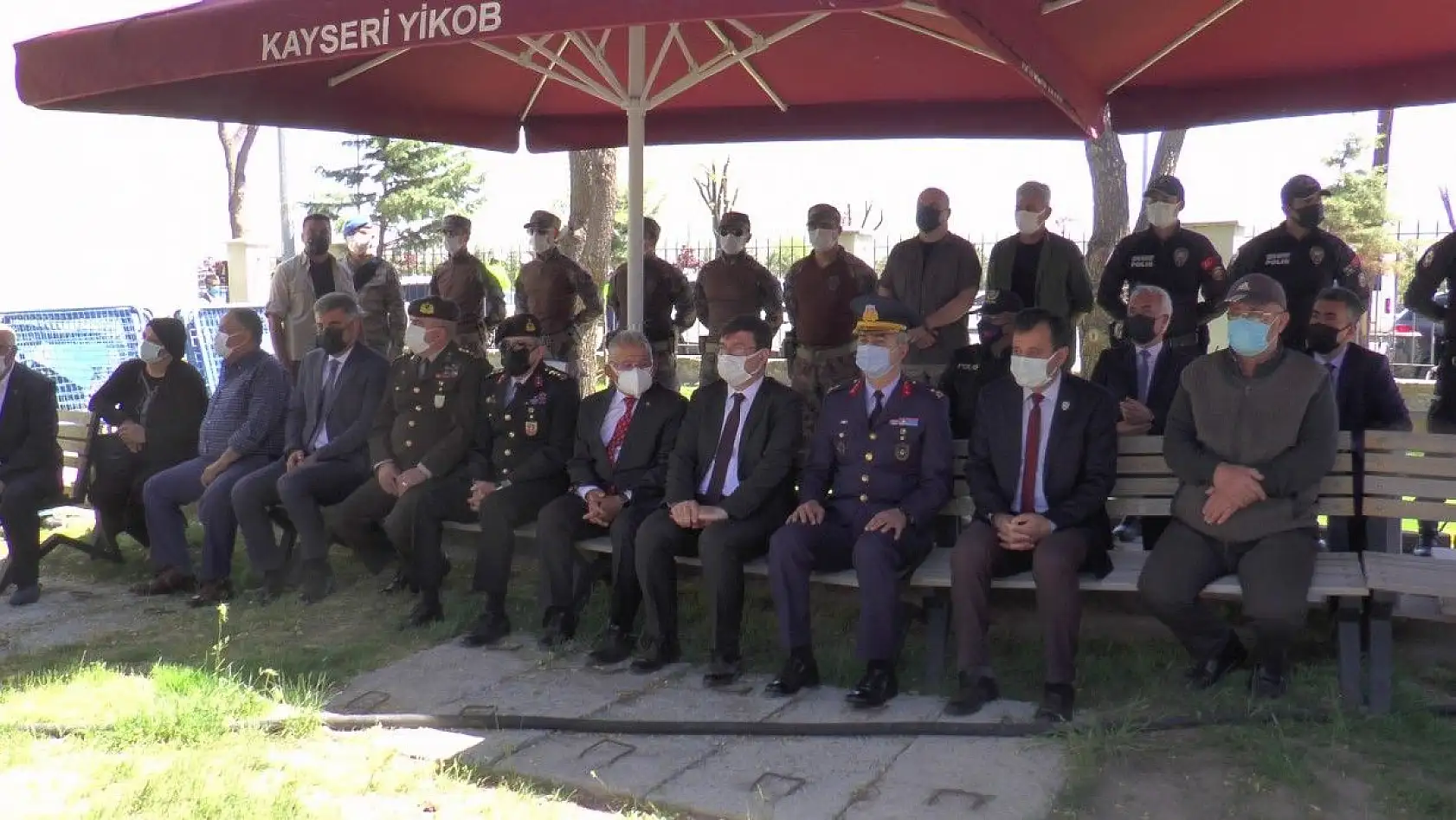 Duygulandıran an! Babasının kabrine en sevdiği oyuncağını bıraktı