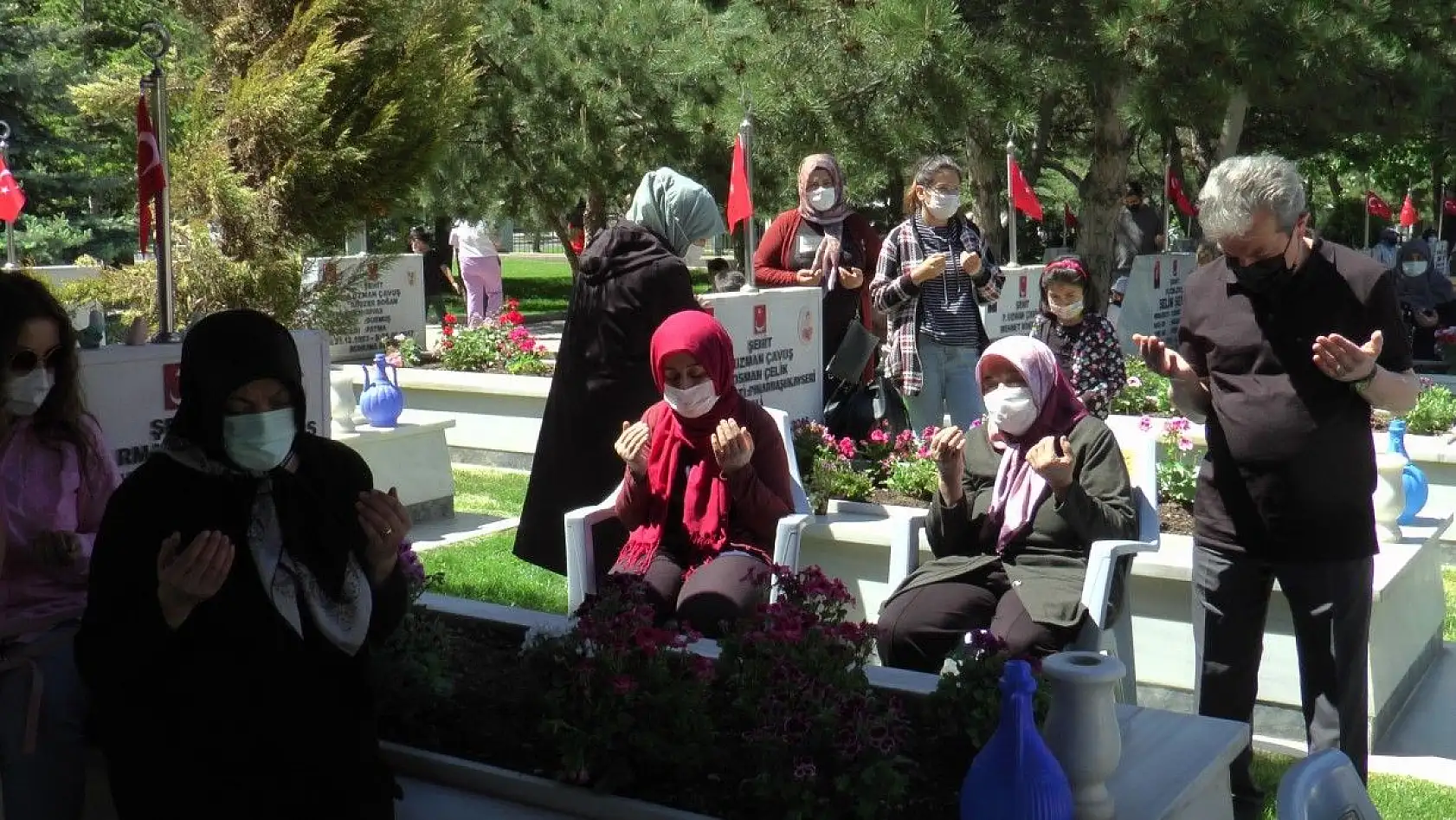 Duygulandıran an! Babasının kabrine en sevdiği oyuncağını bıraktı