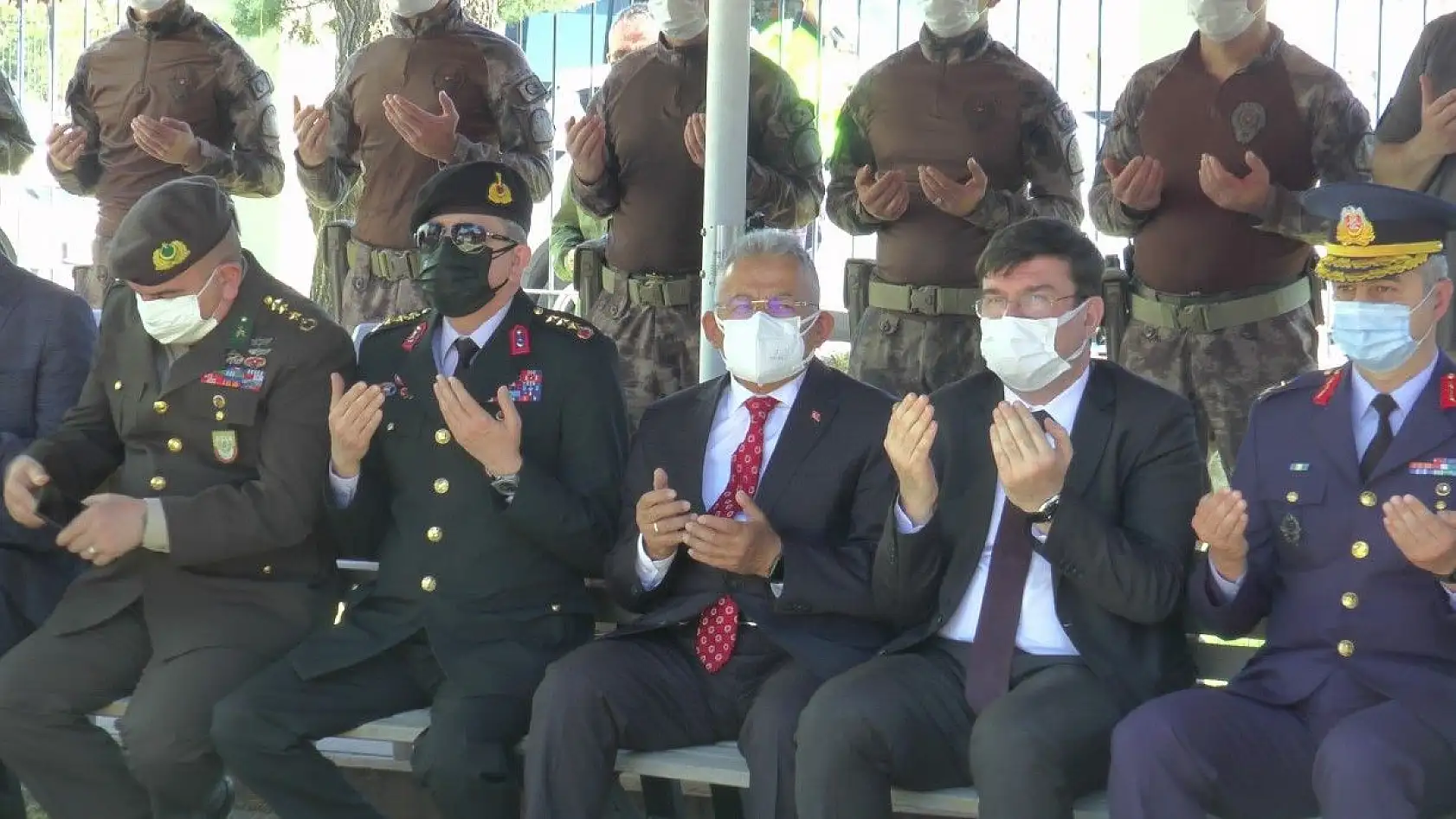 Duygulandıran an! Babasının kabrine en sevdiği oyuncağını bıraktı