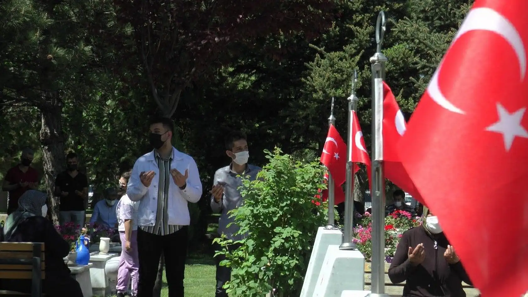 Duygulandıran an! Babasının kabrine en sevdiği oyuncağını bıraktı